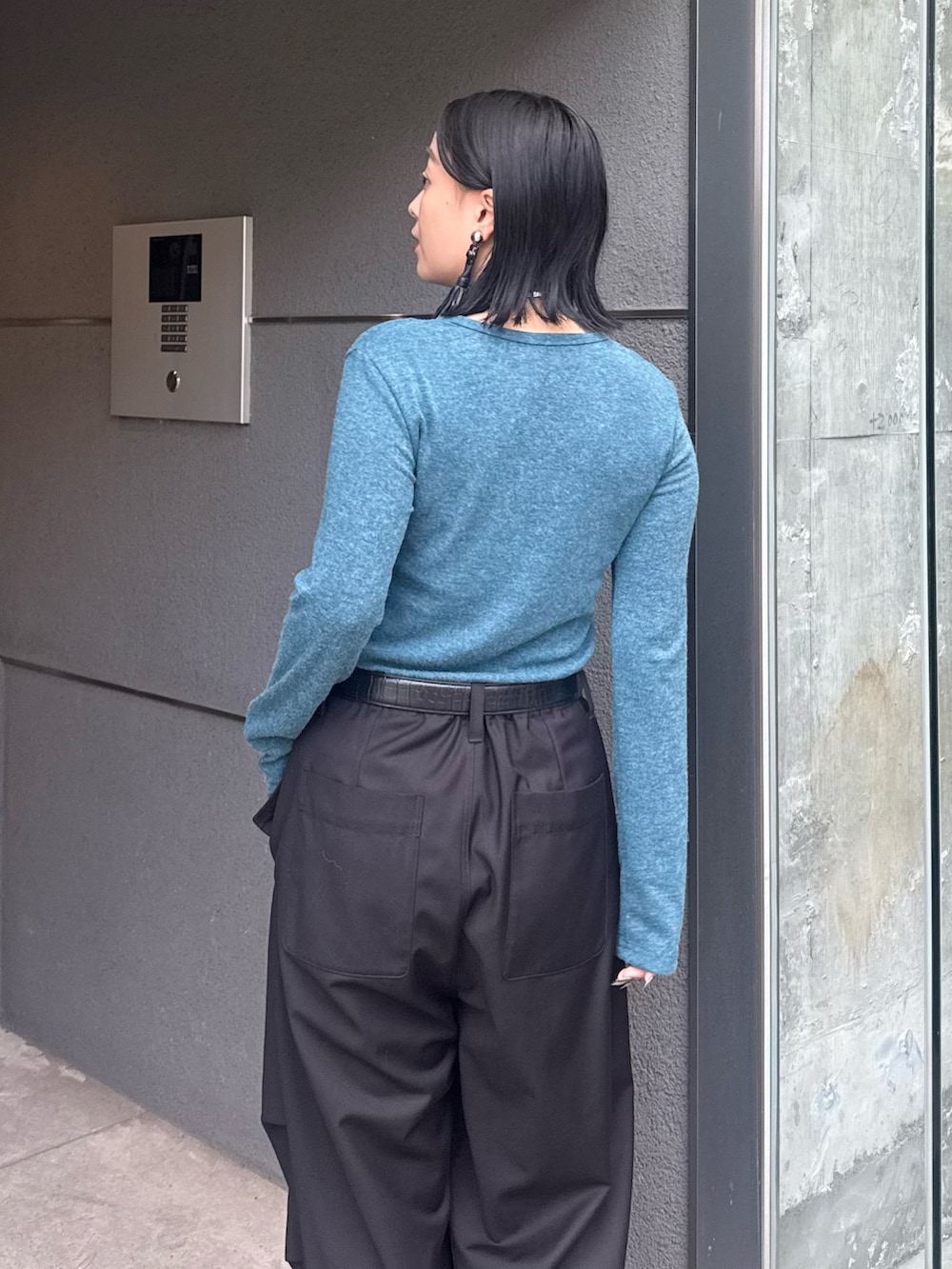 グリーン系のTシャツ/カットソー、ブラック系のカーゴパンツ、ブラック系のベルトを着用したレディースの秋コーディネートの4枚目の写真