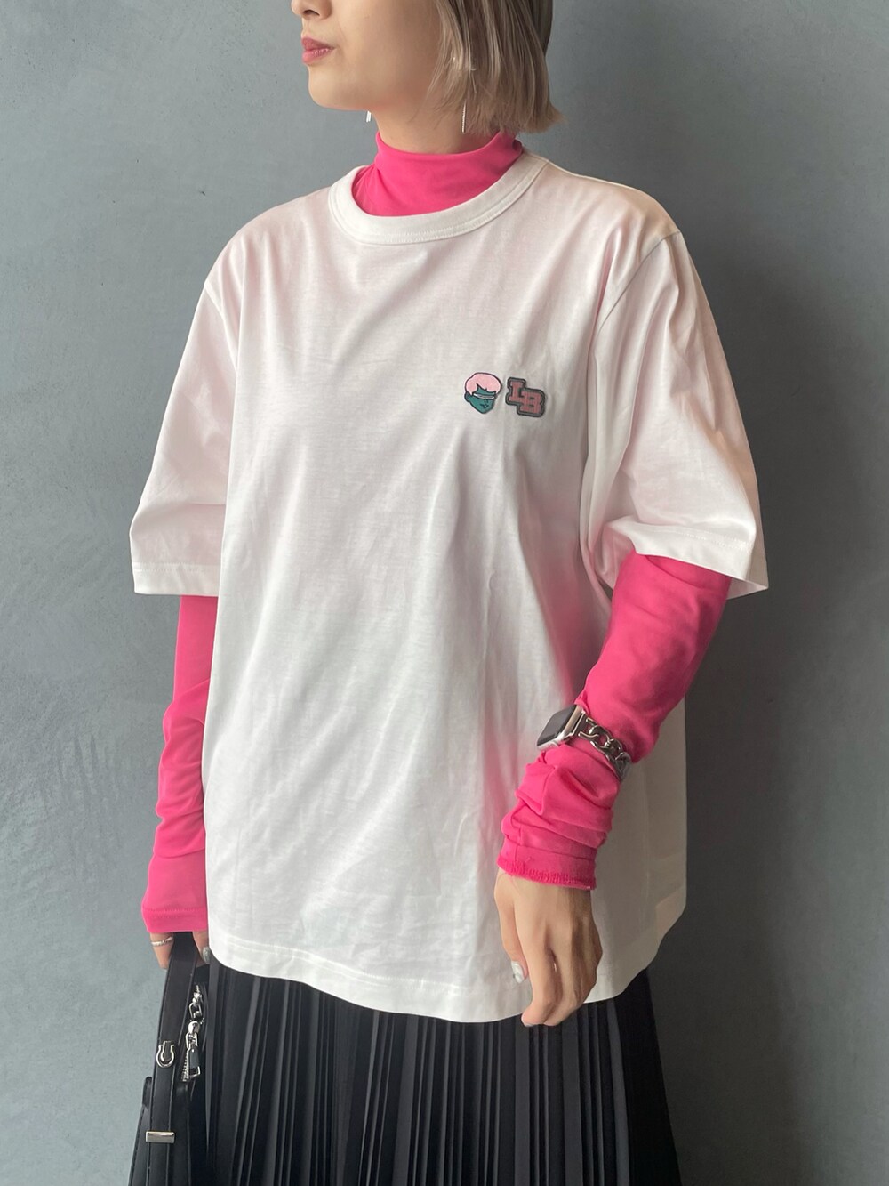 ホワイト系のTシャツ/カットソー、ピンク系のTシャツ/カットソー、ブラック系のスカートを着用したレディースの夏コーディネートの2枚目の写真