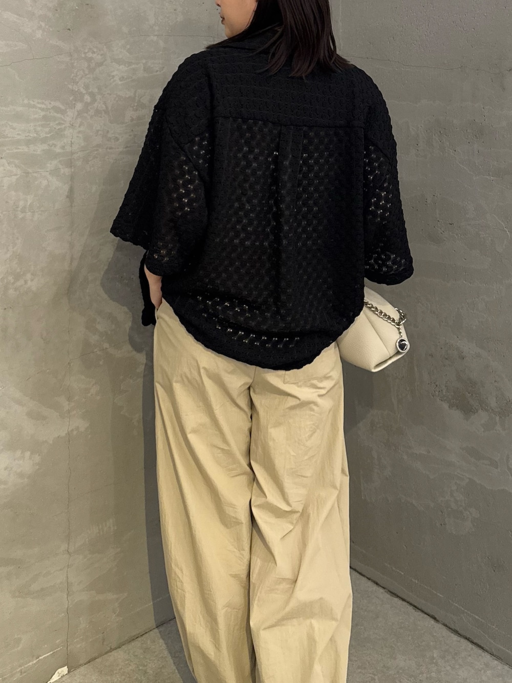 「柄シャツ、レイヤードスタイル、カーゴパンツ、レース、レースシャツ、モノトーンコーデ、モノトーン、メンズライク、メンズライクコーデ、きれいめカジュアル、キレイめ、きれいめ、キレイめカジュアル、夏コーデ、夏」｜「Lui'sのウエイブレースボリュームs/sシャツ（シャツ/ブラウス、ブラック系）」を使った、miuさん（レディース・158cm）の夏コーディネートの3枚目の写真
