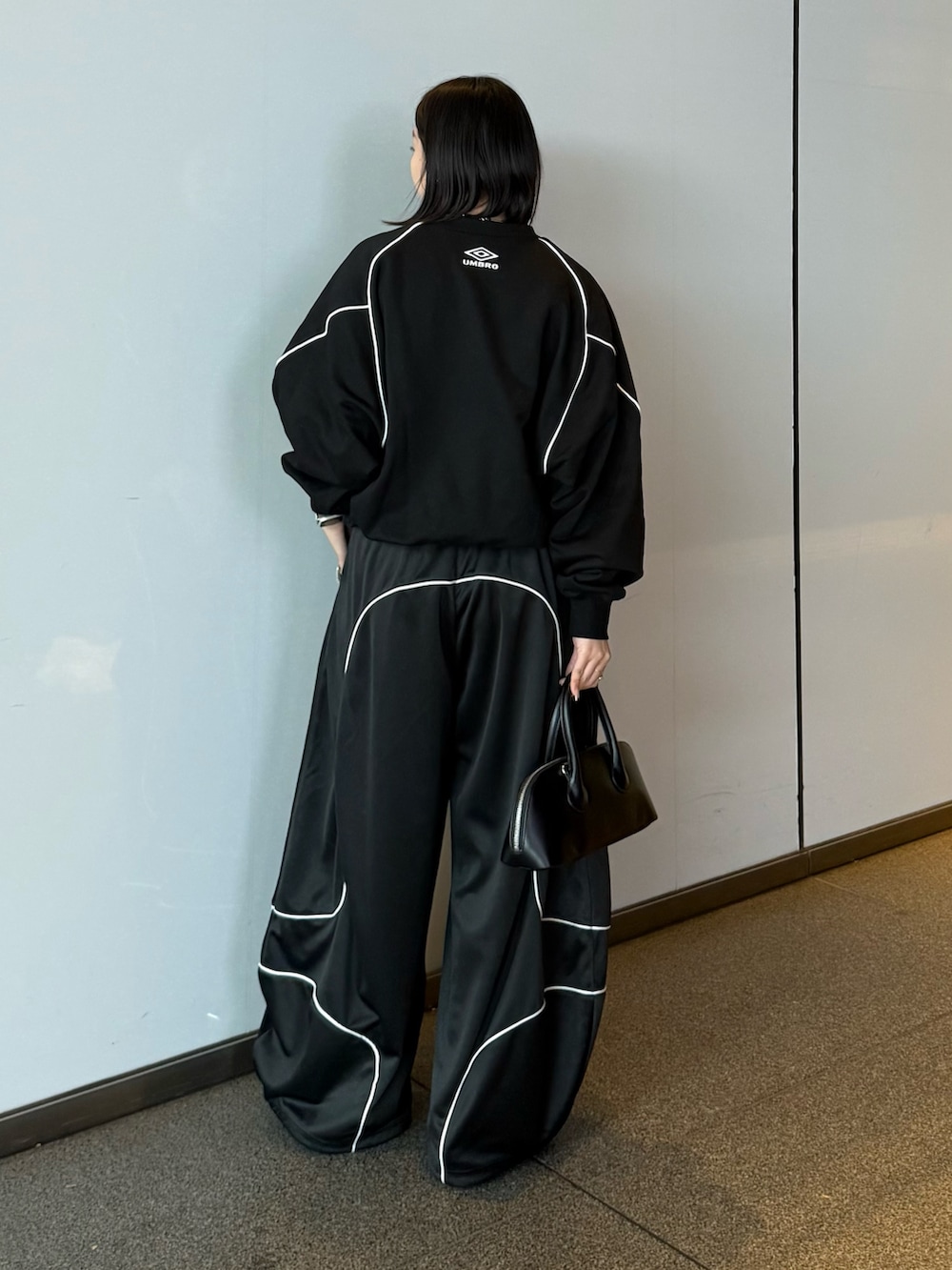 ブラック系のスウェット、ブラック系のその他パンツを着用したレディースの春コーディネートの2枚目の写真