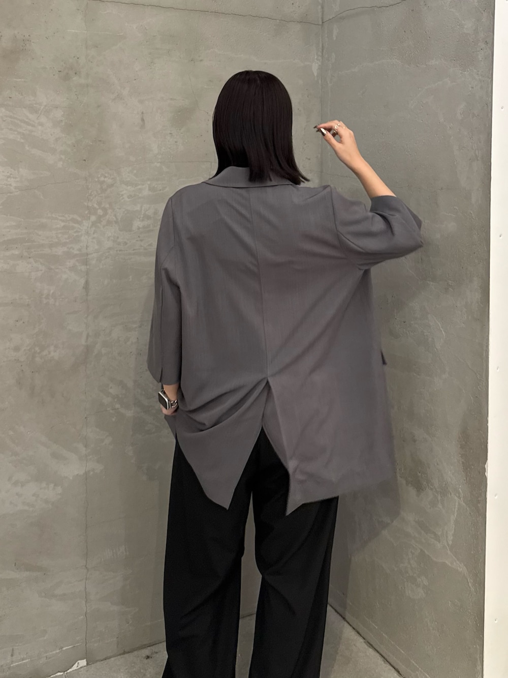 「ジャケット、ジャケットスタイル、ジャケットコーデ、パラシュートパンツ、綺麗めカジュアル、綺麗めコーデ、綺麗め、カジュアルコーデ、モノトーンコーデ、モノトーン」｜「Lui'sのハーフスリーブダブルジャケット（テーラードジャケット、グレー系）」を使った、miuさん（レディース・158cm）の夏コーディネートの4枚目の写真