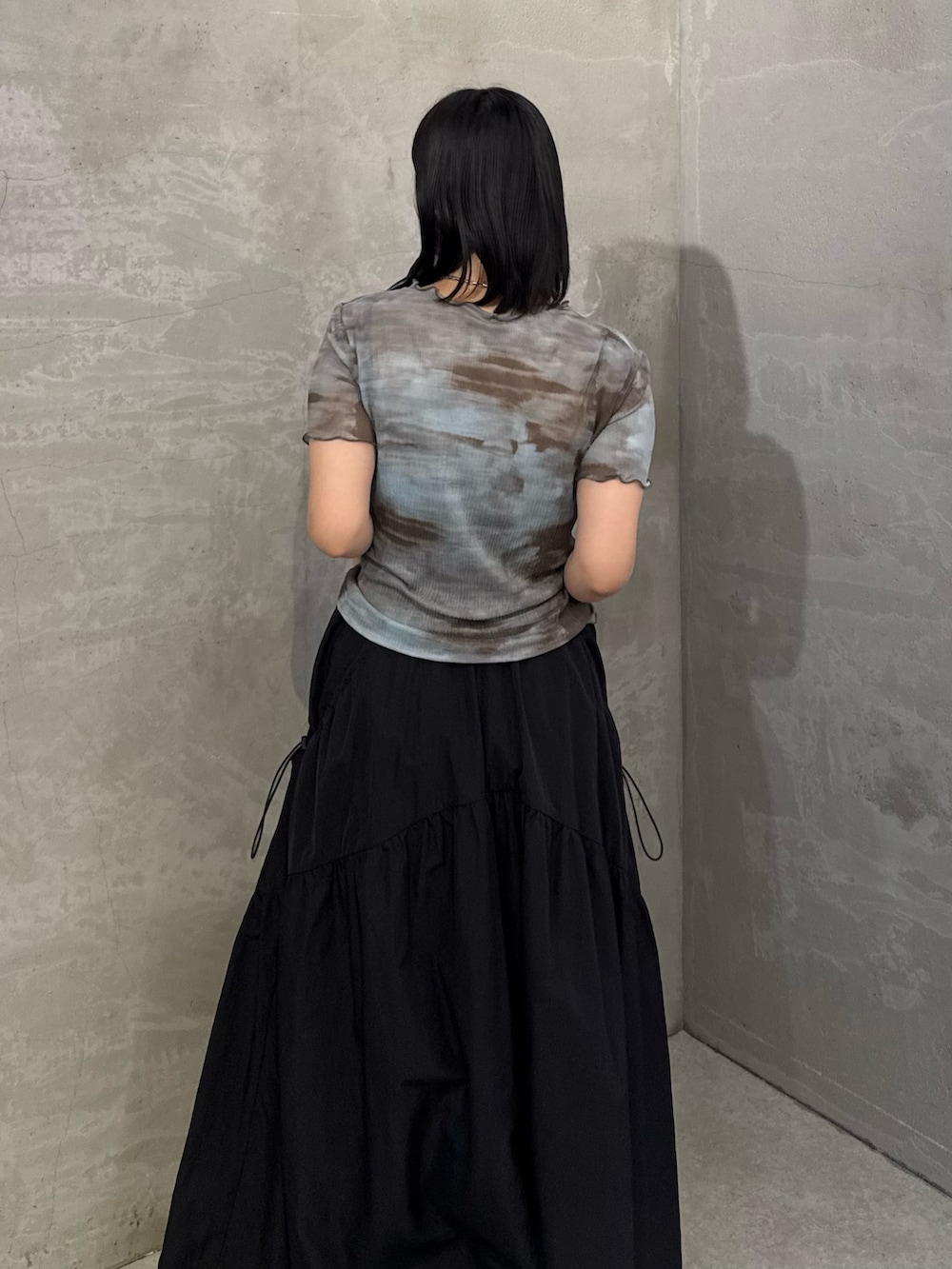 ブラック系のスカート、ブルー系のTシャツ/カットソーを着用したレディースの冬コーディネートの4枚目の写真