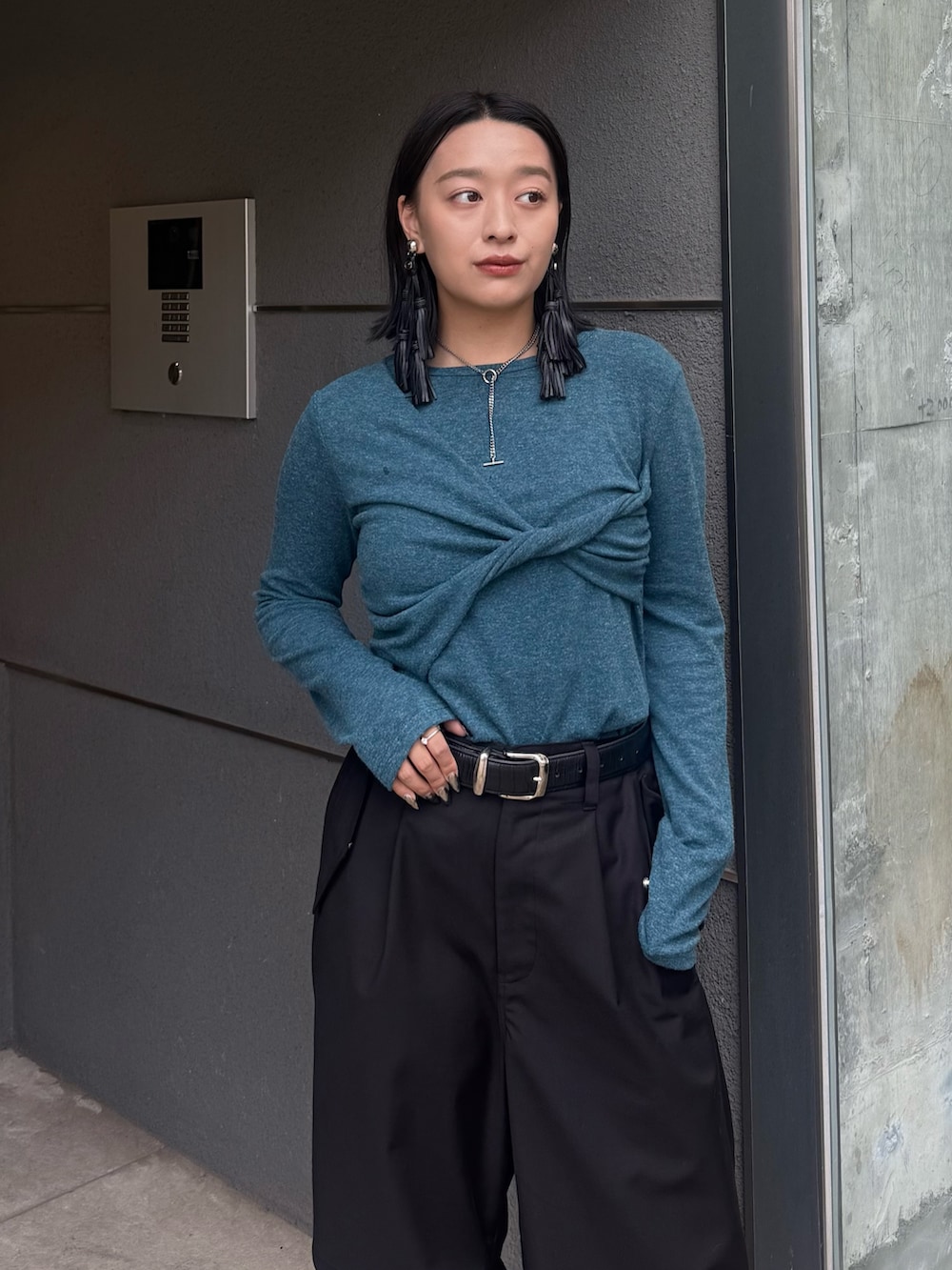 グリーン系のTシャツ/カットソー、ブラック系のカーゴパンツ、ブラック系のベルトを着用したレディースの秋コーディネートの3枚目の写真