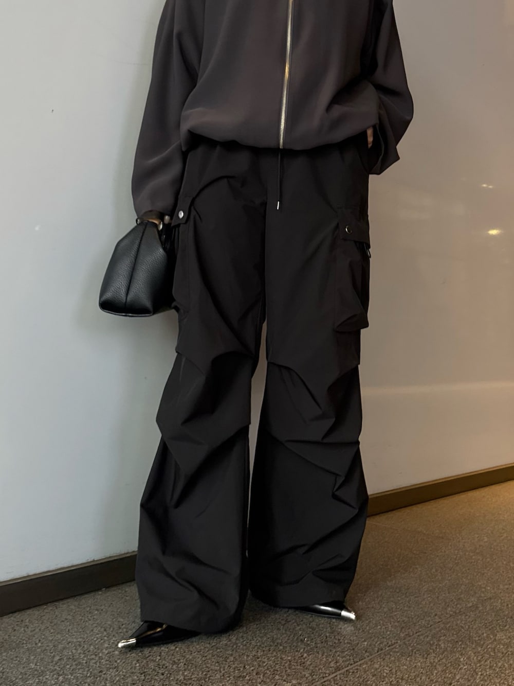 グレー系のシャツ/ブラウス、ブラック系のカーゴパンツ、ブラック系のショルダーバッグを着用したレディースの春コーディネートの4枚目の写真