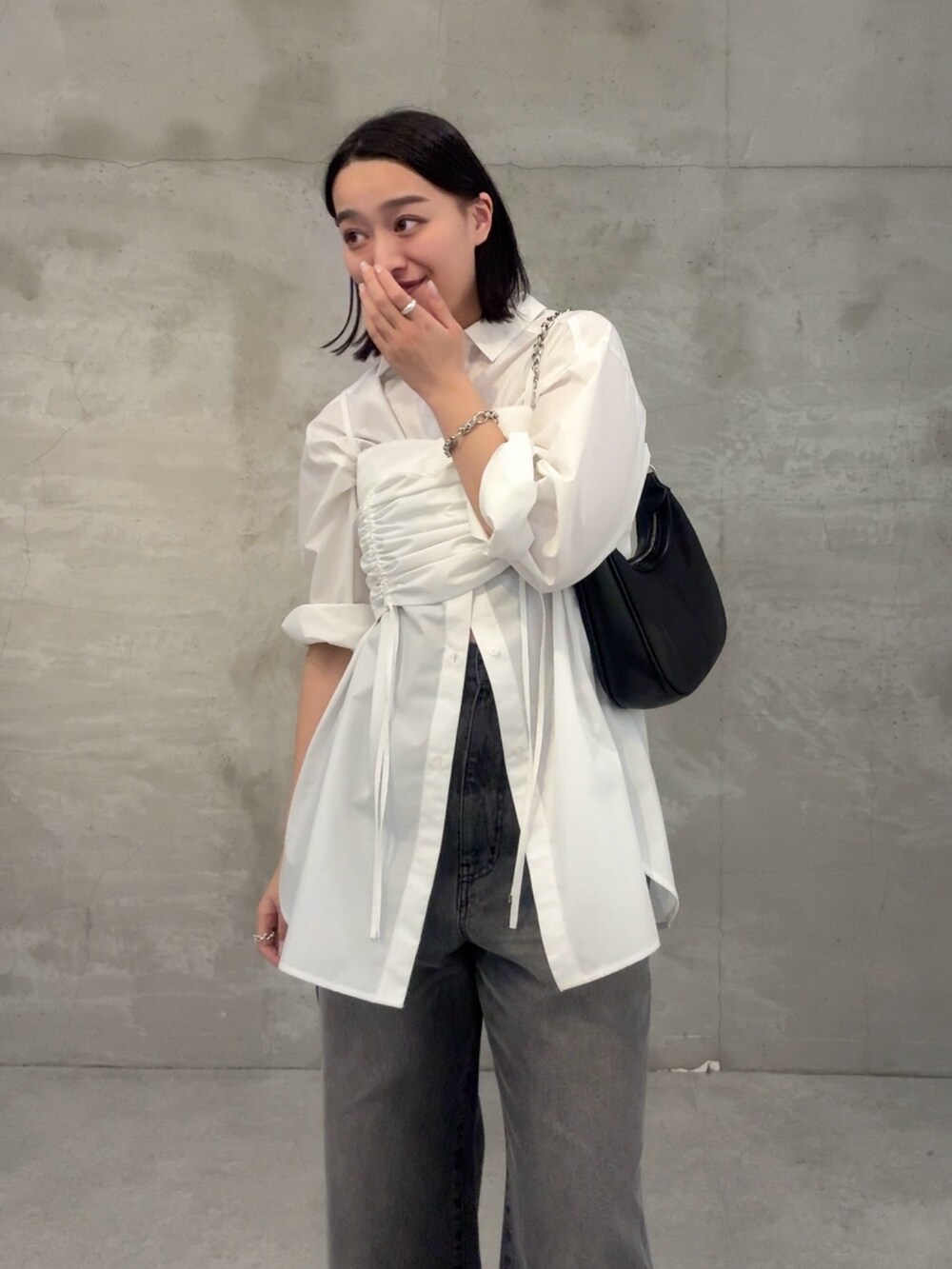 「シャツスタイル、春服コーデ、ゆるコーデ、大人コーデ、レイヤードコーデ、キレイめコーデ、オトナ女子、ビスチェ、ビスチェ×デニム、綺麗め、綺麗めコーデ、綺麗めカジュアル、キレイめカジュアル、モノトーンコーデ、モノトーン」｜「Lui'sのドロストビスチェシャツ（シャツ/ブラウス、ホワイト系）」を使った、miuさん（骨格ストレート・レディース・158cm）の春コーディネートの2枚目の写真