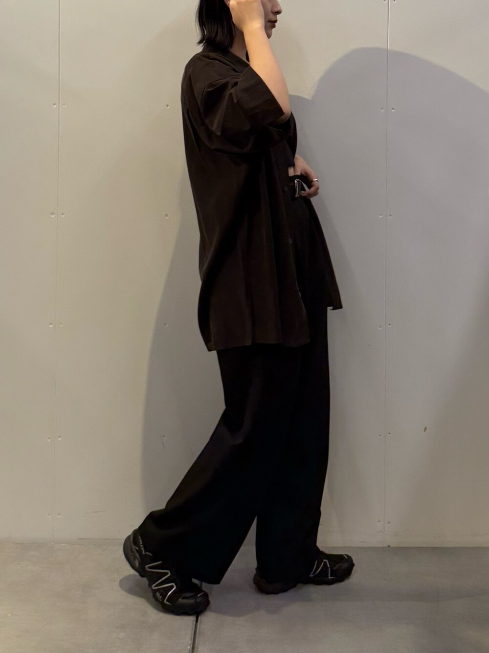 「シャツスタイル、今日のコーデ、春服コーデ、お出かけコーデ、シンプルスタイル、大人女子、着回しコーデ、オトナ女子、きれいめコーデ、モノトーンコーデ、シャツ、シャツコーデ」｜「Lui'sのキュプラワイドショートスリーブシャツ (セットアップ対応）（シャツ/ブラウス、ブラウン系）」を使った、miuさん（骨格ストレート・レディース・158cm）の春コーディネートの3枚目の写真