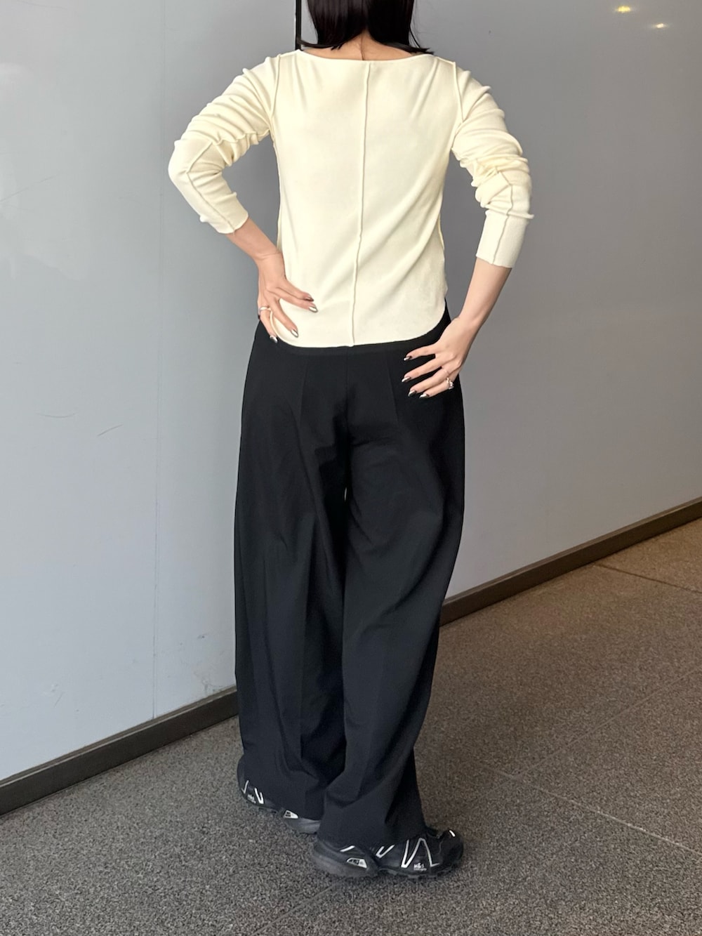 「春ファッション、春夏コーデ、きれいめコーデ、骨格ストレート、キレイめ、初春コーデ、パンツコーデ、カラーコーデ、ジップニット」｜「Lui'sのリブフルZIPトップス（Tシャツ/カットソー、ホワイト系）」を使った、miuさん（骨格ストレート・レディース・158cm）の春コーディネートの3枚目の写真