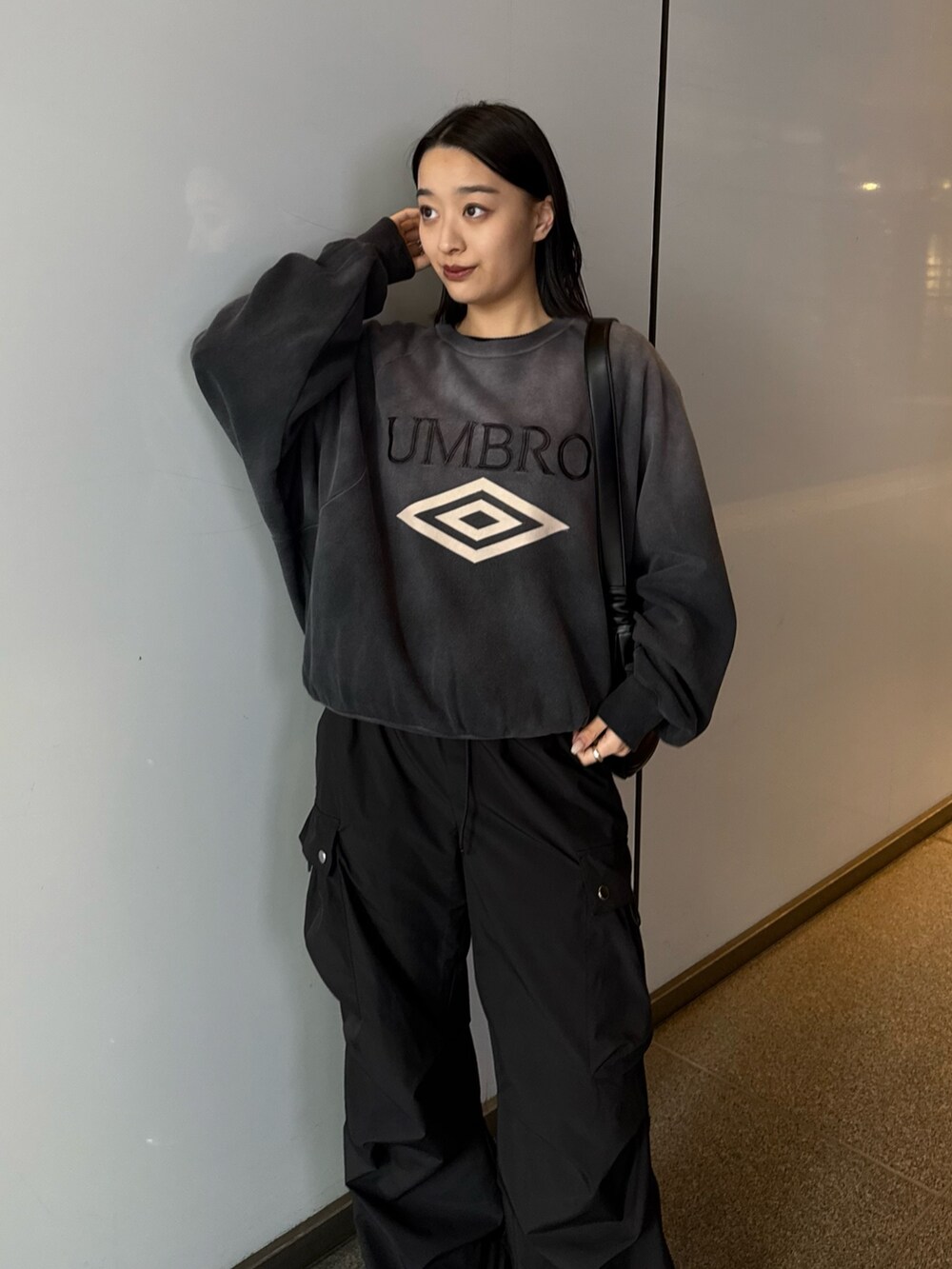 「スウェット、スウェットコーデ、UMBRO、カーゴパンツコーデ、カーゴパンツ、モード、モードストリート、キレイめ、きれいめ、オールブラック、おでかけコーデ、春夏コーデ、ラクチンコーデ、春服、きれいめコーディネート」｜「Lui'sの【UMBRO/アンブロ×Lui’s】ピグメントクルーネックスウェット（トップス、ブラック系）」を使った、miuさん（レディース・158cm）の春コーディネートの4枚目の写真