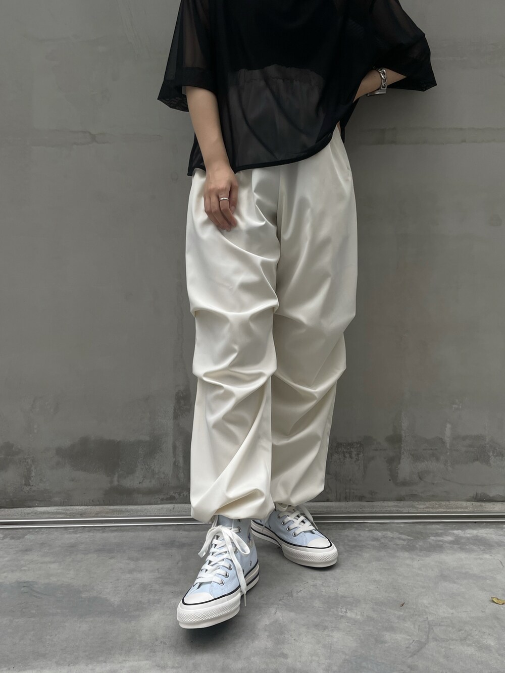 ブラック系のTシャツ/カットソー、ホワイト系のその他パンツを着用したレディースの夏コーディネートの3枚目の写真