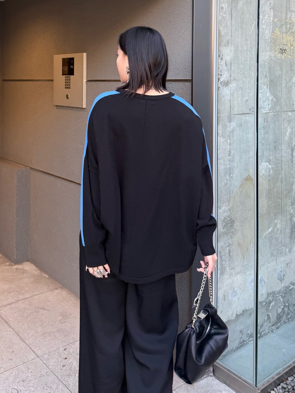 ブラック系のTシャツ/カットソー、ブラック系のトートバッグ、ブラック系のベルトを着用したレディースの冬コーディネートの4枚目の写真