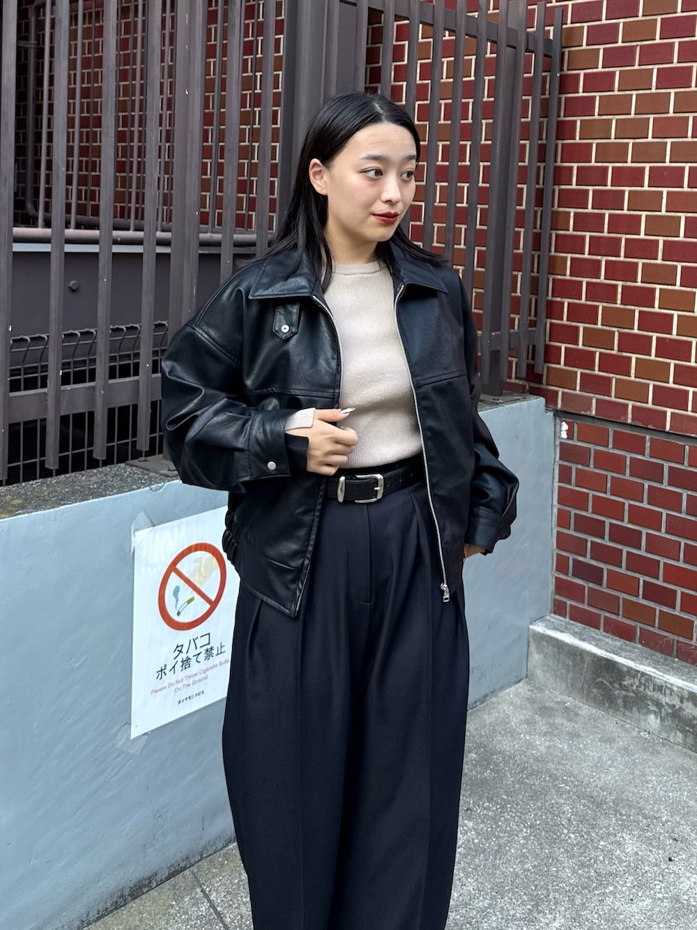 ブラック系のブルゾン、ベージュ系のニット/セーター、ブラック系のスラックスを着用したレディースの秋コーディネートの4枚目の写真