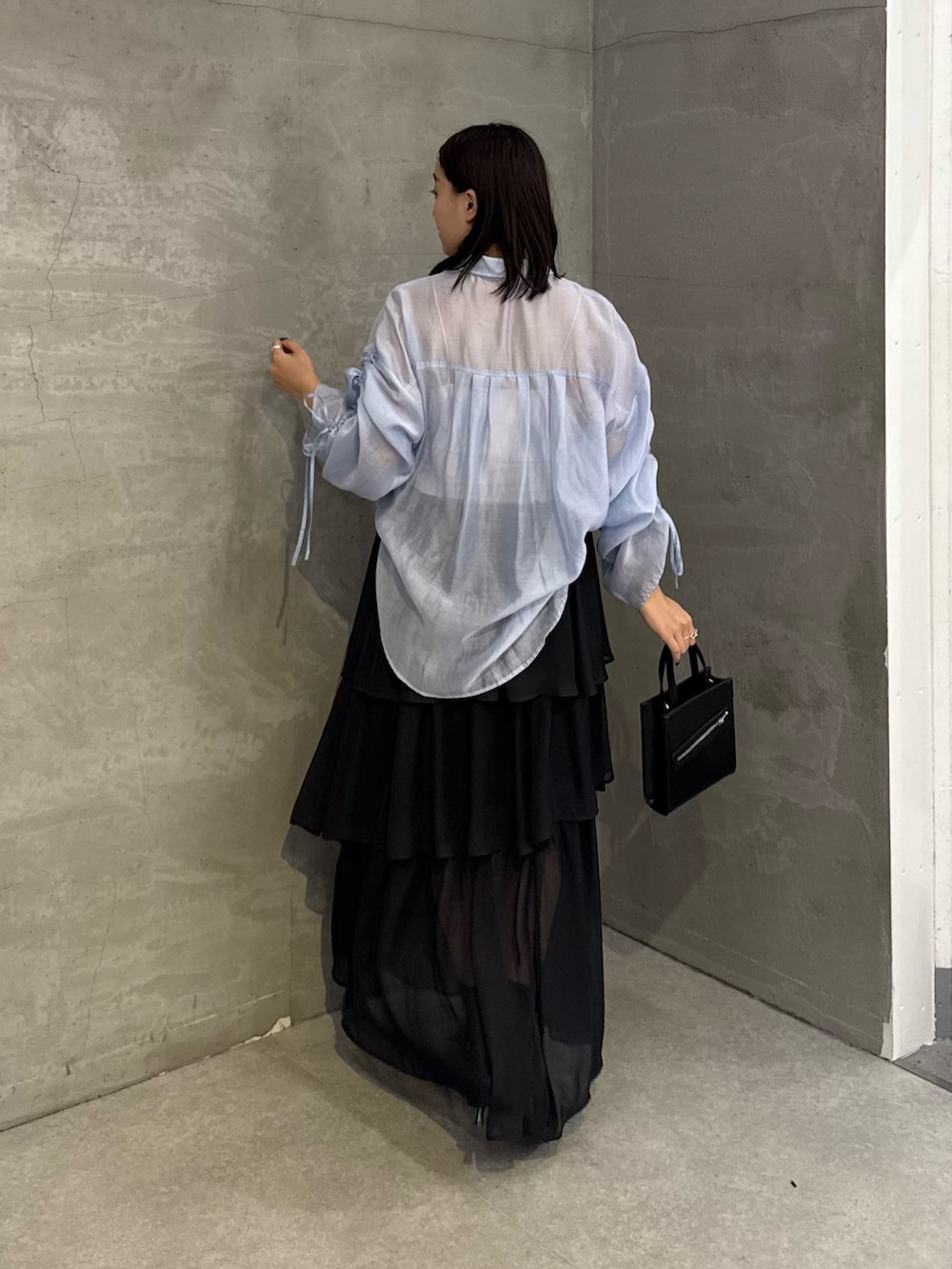 「白Tシャツ、夏ファッション、初夏コーデ、大人カジュアルコーデ、オトナカワイイ、ラフコーデ、リラックススタイル、大人コーデ、夏、シャツスタイル、シャツコーデ、ティアードスカート、ティアード、モノトーン、モノトーンコーデ」｜「Lui'sのシアーギャザ―スリーブシャツ（シャツ/ブラウス、ブルー系）」を使った、miuさん（レディース・158cm）の夏コーディネートの2枚目の写真