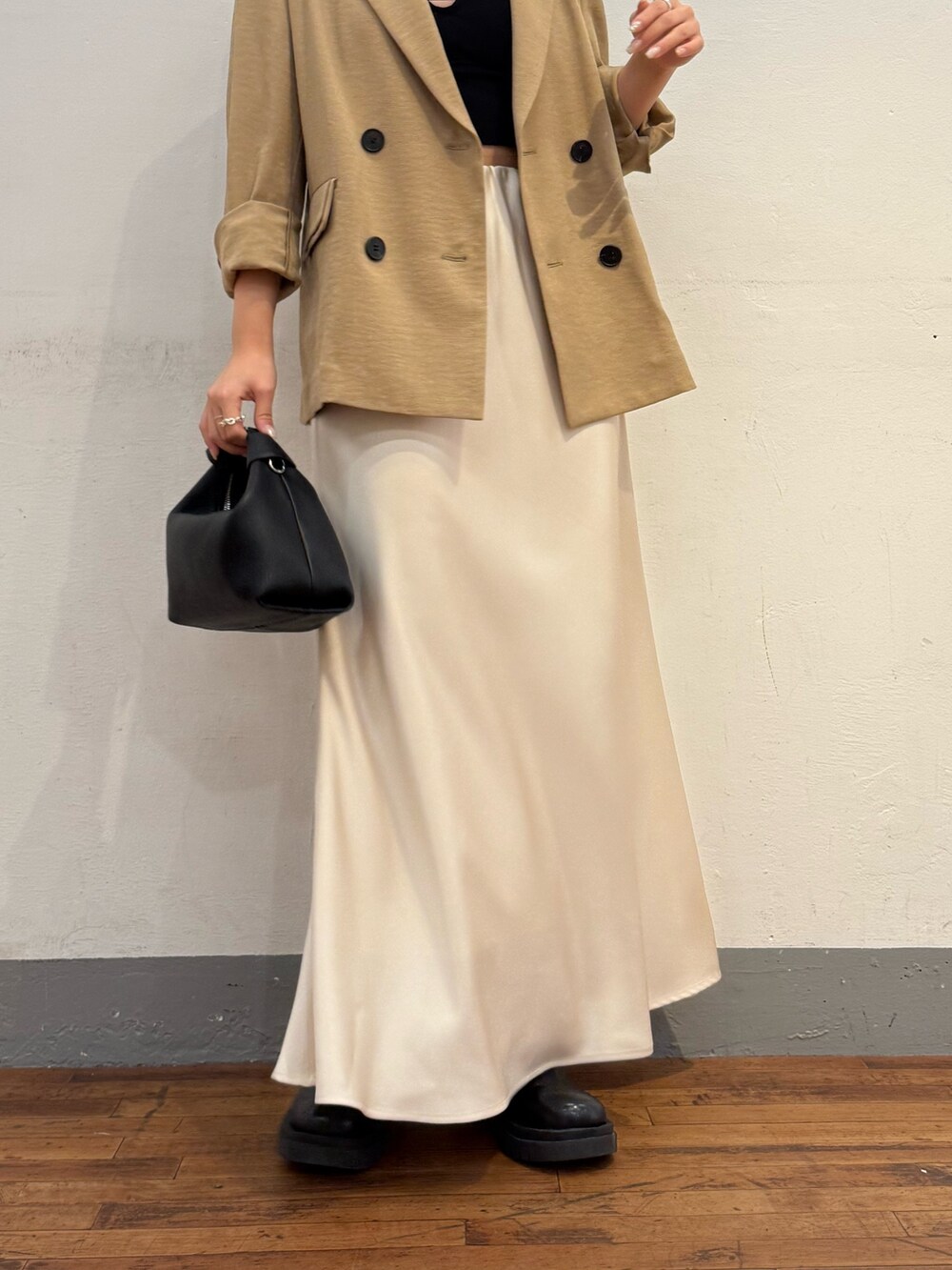 「春色、シャツスタイル、今日のコーデ、セットアップ、春服、オトナカワイイ、大人可愛い、大人カジュアルコーデ、レイヤードスタイル、トレンド、春夏コーデ、レディースファッション、ベージュコーデ、ベーシック/トラッド、ワントーンコーデ」｜「Lui'sのドビークロスライトジャケット（テーラードジャケット、ブラウン系）」を使った、miuさん（骨格ストレート・レディース・158cm）の春コーディネートの3枚目の写真