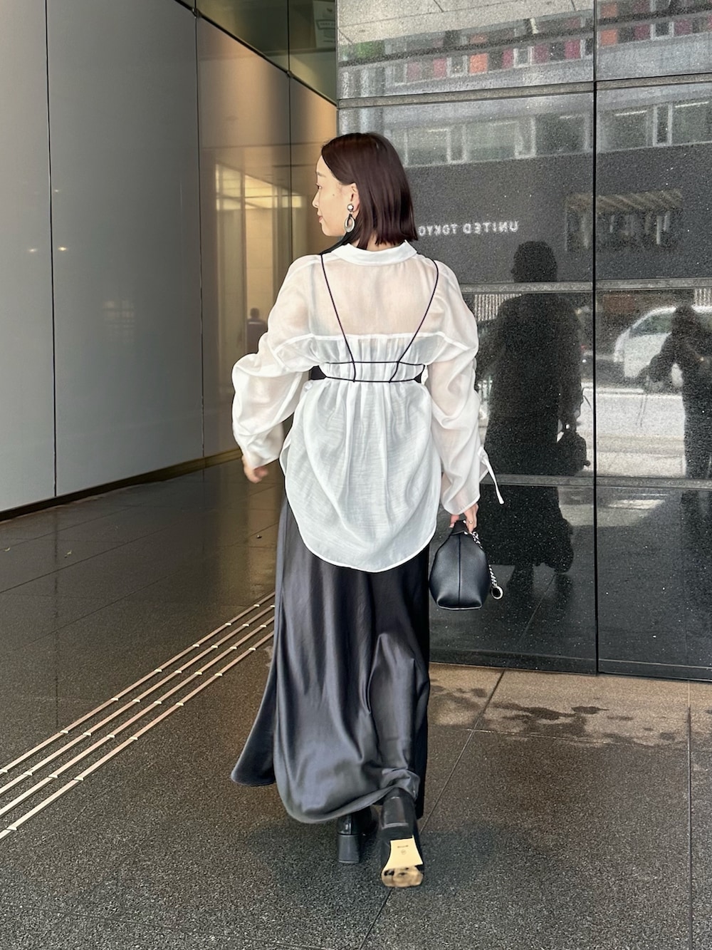 「シャツスタイル、シアートップス、今日のコーデ、春、シンプル、大人かわいい、きれいめコーデ、レディースファッション、スカートスタイル、ビスチェ、ビスチェコーデ、ビスチェ風」｜「Lui'sのシアーギャザ―スリーブシャツ（シャツ/ブラウス、ホワイト系）」を使った、miuさん（骨格ストレート・レディース・158cm）の春コーディネートの3枚目の写真