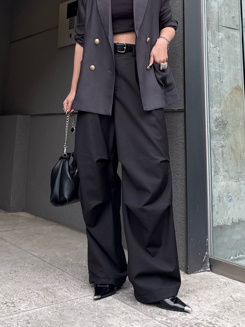 グレー系のテーラードジャケット、ブラック系のカーゴパンツ、ブラック系のトートバッグを着用したレディースの春コーディネートの5枚目の写真