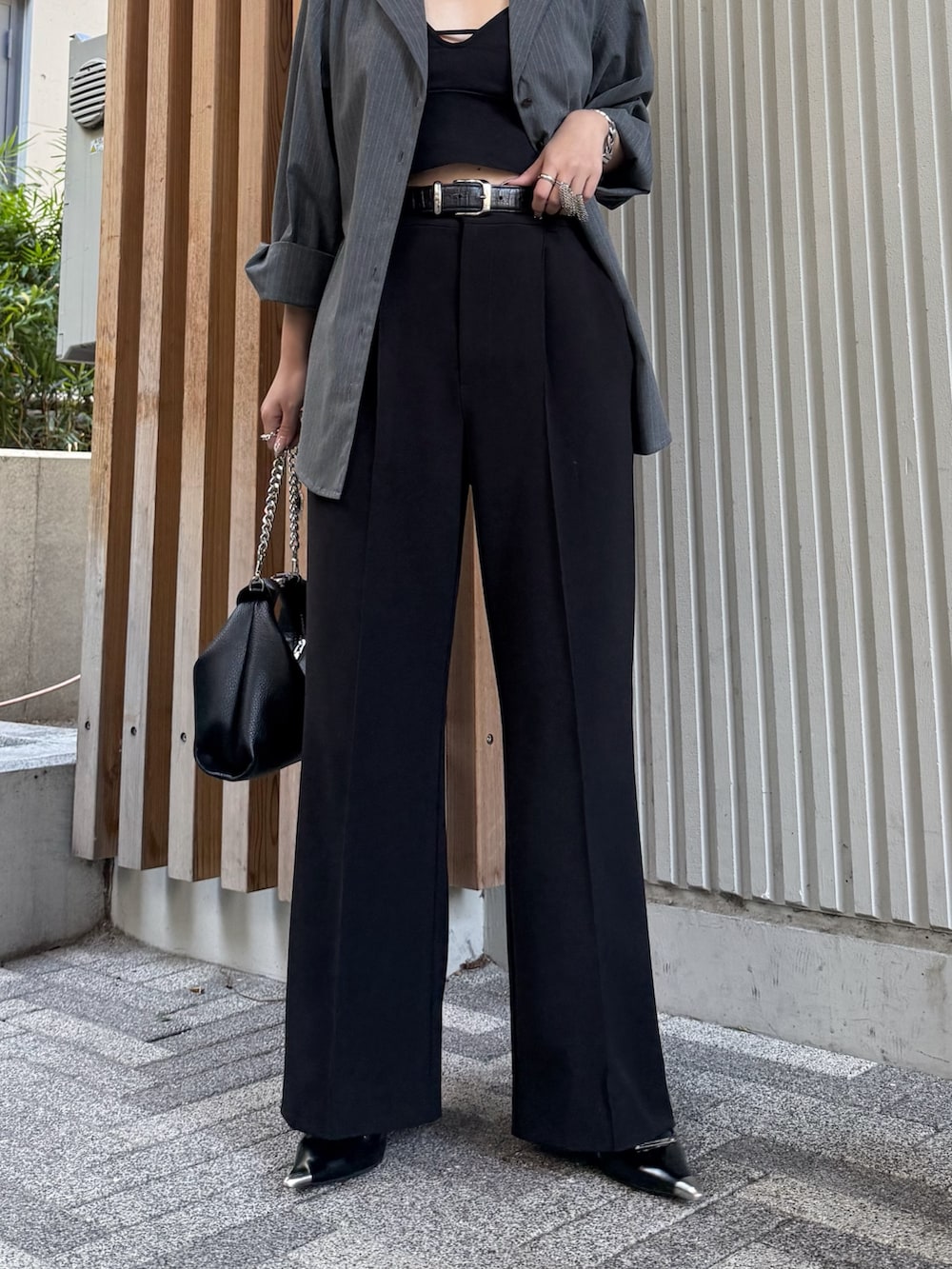 グレー系のシャツ/ブラウス、ブラック系のスラックス、ブラック系のトートバッグを着用したレディースの冬コーディネートの3枚目の写真