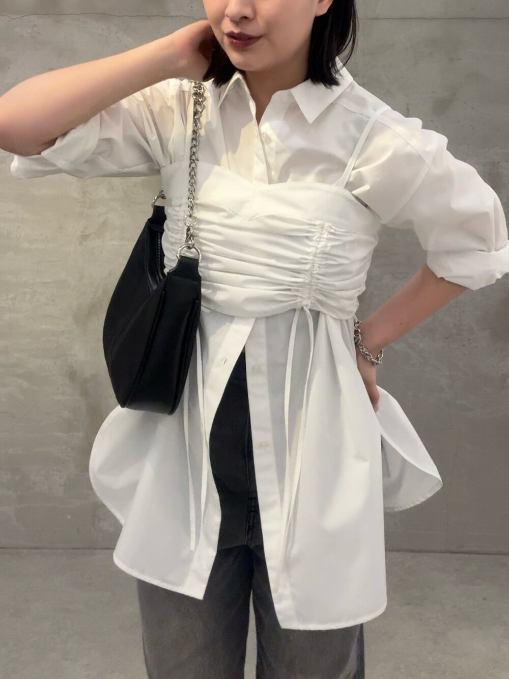 「シャツスタイル、春服コーデ、ゆるコーデ、大人コーデ、レイヤードコーデ、キレイめコーデ、オトナ女子、ビスチェ、ビスチェ×デニム、綺麗め、綺麗めコーデ、綺麗めカジュアル、キレイめカジュアル、モノトーンコーデ、モノトーン」｜「Lui'sのドロストビスチェシャツ（シャツ/ブラウス、ホワイト系）」を使った、miuさん（骨格ストレート・レディース・158cm）の春コーディネートの3枚目の写真