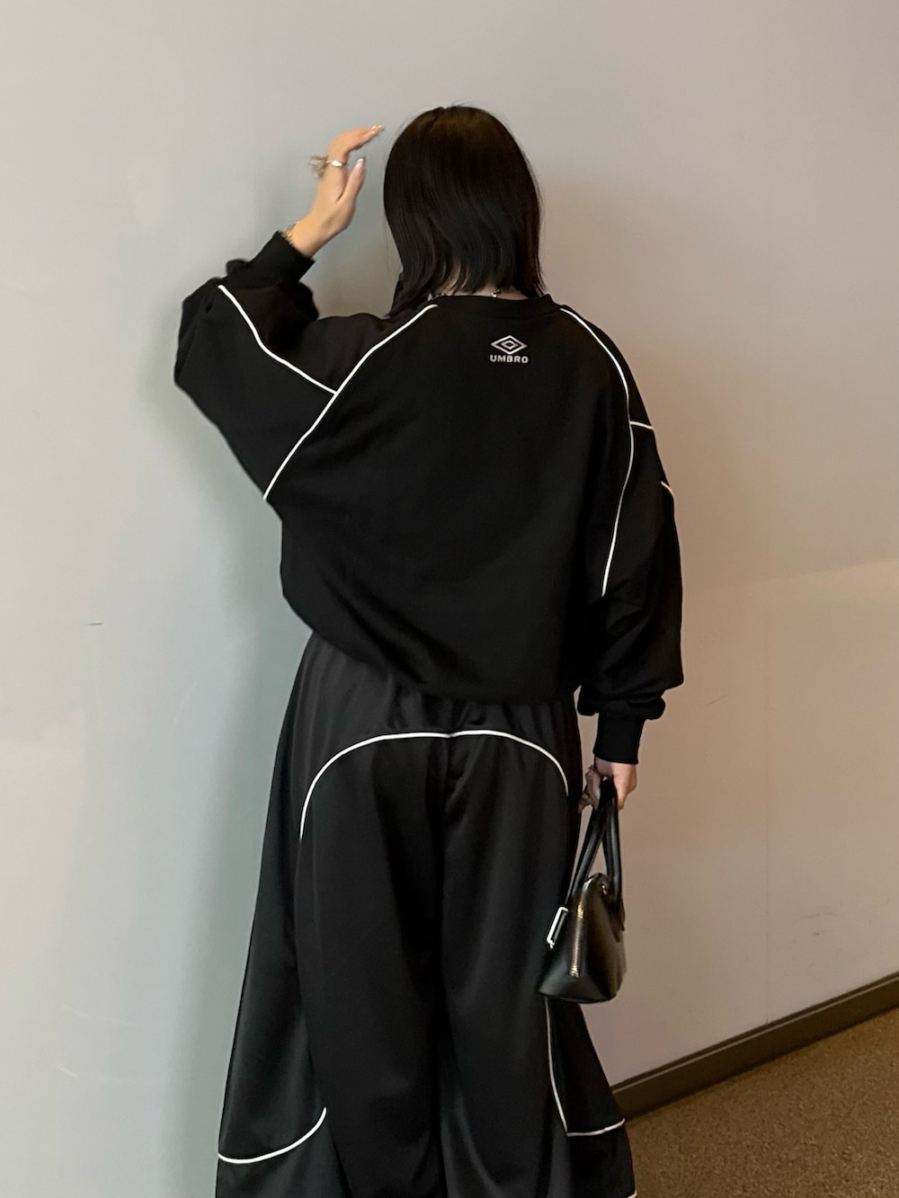 ブラック系のスウェット、ブラック系のその他パンツを着用したレディースの春コーディネートの4枚目の写真