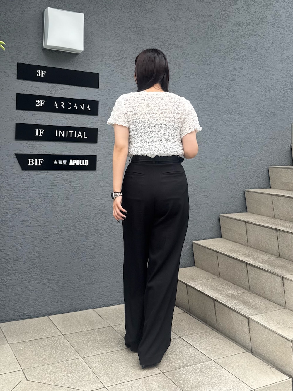 「夏コーデ、おでかけコーデ、パンツコーデ、ラクチンコーデ、夏服コーデ、初夏コーデ、シンプルカジュアル、大人ファッション、ポコポコ、スラックス、スラックスパンツ、綺麗め、綺麗めコーデ」｜「Lui'sのポコポコシャーリングトップス（Tシャツ/カットソー、ホワイト系）」を使った、miuさん（レディース・158cm）の夏コーディネートの2枚目の写真