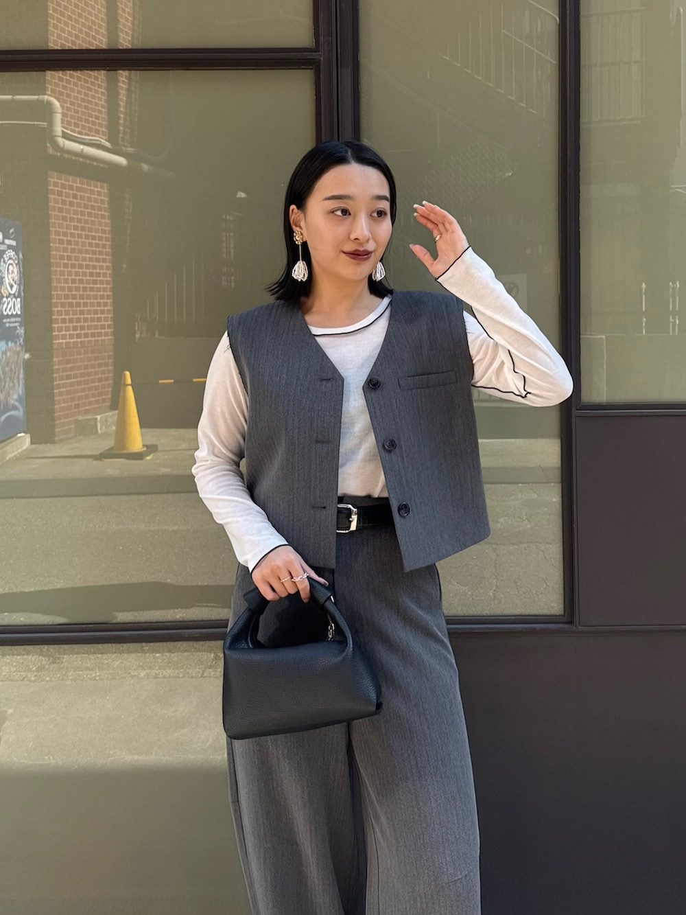 「ロンT、シアートップス、春服、春カラー、大人女子、おでかけコーデ、きれいめコーディネート、春夏コーデ、ジレ、ジレスタイル、ジレコーデ」｜「Lui'sのバックデザインVネックベスト（ダウンベスト、グレー系）」を使った、miuさん（レディース・158cm）の春コーディネートの4枚目の写真