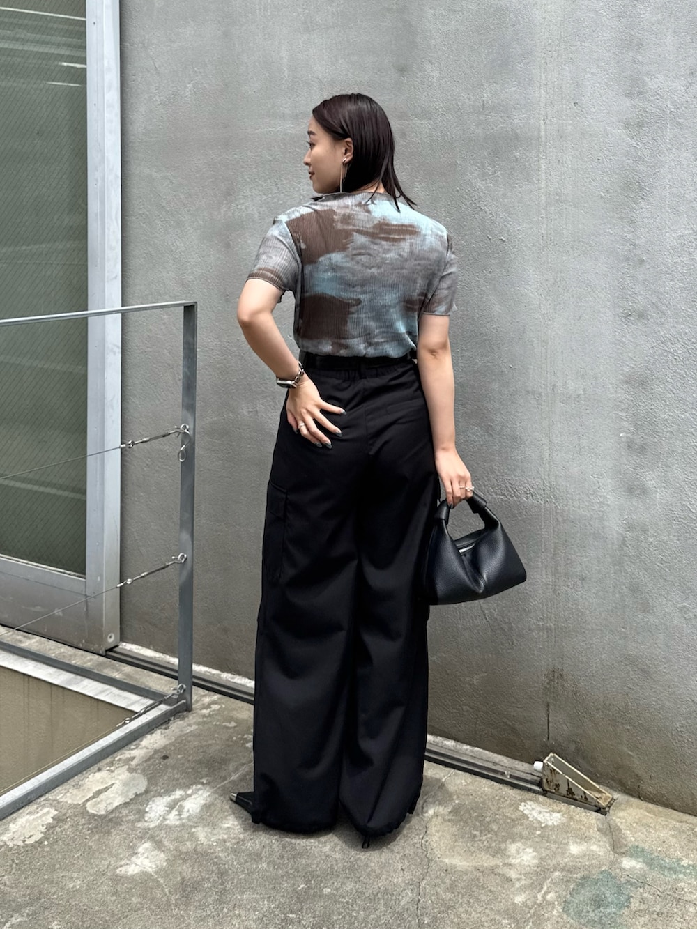 「シンプルコーデ、大人女子、楽チンコーデ、オトナカジュアル、最近のいい感じコーデ、春服コーデ、きれいめコーデ、シアートップス、シアー、カーゴパンツ、カーゴパンツコーデ、モード、モードカジュアル」｜「Lui'sのプリーツシアートップス（Tシャツ/カットソー、ブルー系）」を使った、miuさん（レディース・158cm）の春コーディネートの2枚目の写真