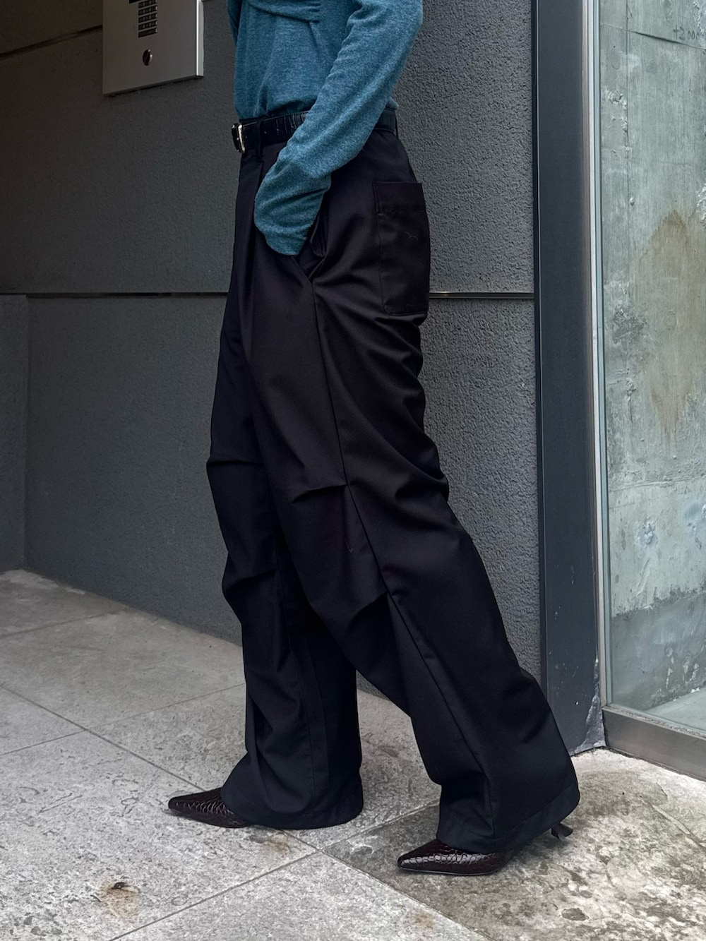 グリーン系のTシャツ/カットソー、ブラック系のカーゴパンツ、ブラック系のベルトを着用したレディースの秋コーディネートの6枚目の写真