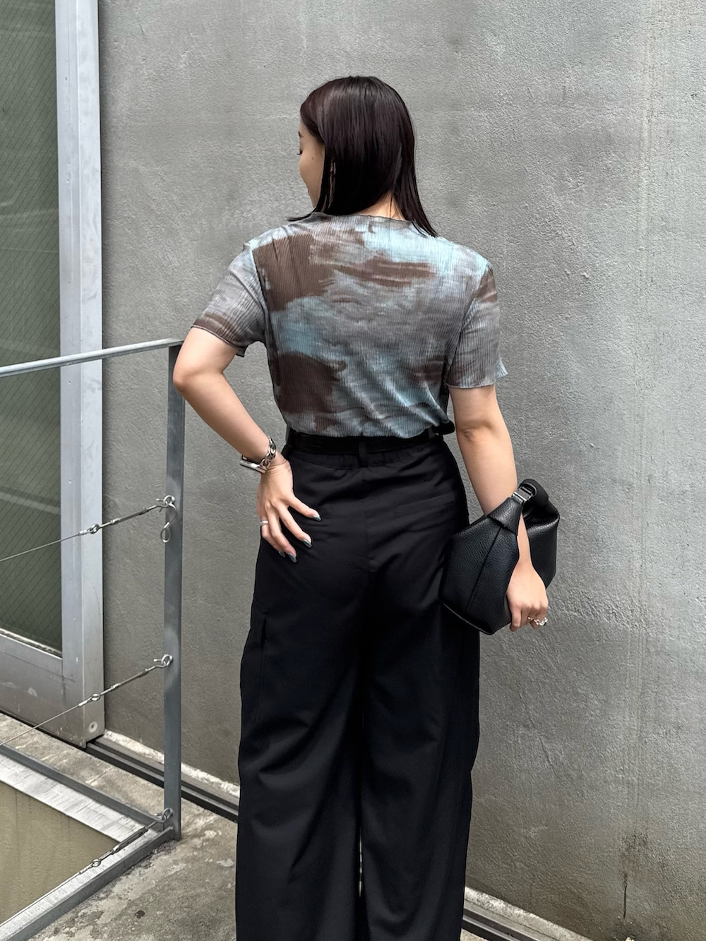 「シンプルコーデ、大人女子、楽チンコーデ、オトナカジュアル、最近のいい感じコーデ、春服コーデ、きれいめコーデ、シアートップス、シアー、カーゴパンツ、カーゴパンツコーデ、モード、モードカジュアル」｜「Lui'sのプリーツシアートップス（Tシャツ/カットソー、ブルー系）」を使った、miuさん（レディース・158cm）の春コーディネートの4枚目の写真