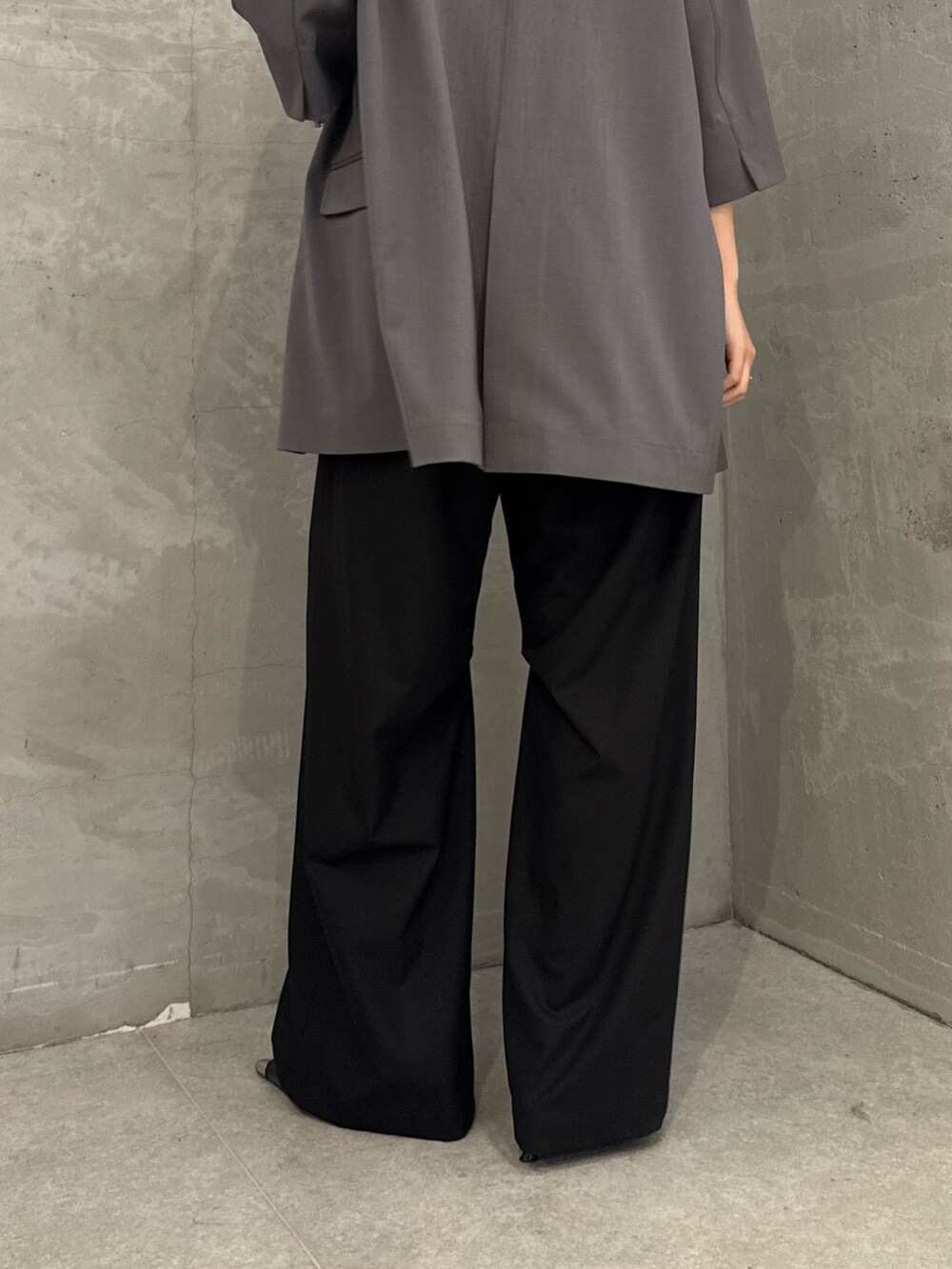「ジャケット、ジャケットスタイル、ジャケットコーデ、パラシュートパンツ、綺麗めカジュアル、綺麗めコーデ、綺麗め、カジュアルコーデ、モノトーンコーデ、モノトーン」｜「Lui'sのハーフスリーブダブルジャケット（テーラードジャケット、グレー系）」を使った、miuさん（レディース・158cm）の夏コーディネートの6枚目の写真