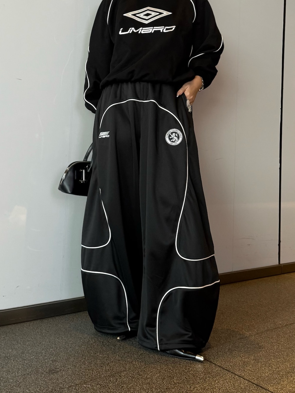 ブラック系のスウェット、ブラック系のその他パンツを着用したレディースの春コーディネートの5枚目の写真