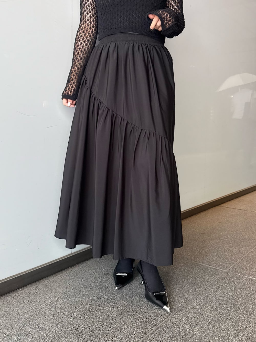 「シアートップス、シアー、レース、レーストップス、ティアードスカート、ティアード、バイアススカート、オールブラック、ブラックコーデ、ブラック、黒コーデ、きれいめ、キレイめ、キレイめカジュアル、オトナカジュアル」｜「Lui'sのレース編みニットトップス（Tシャツ/カットソー、ブラック系）」を使った、miuさん（レディース・158cm）の夏コーディネートの3枚目の写真