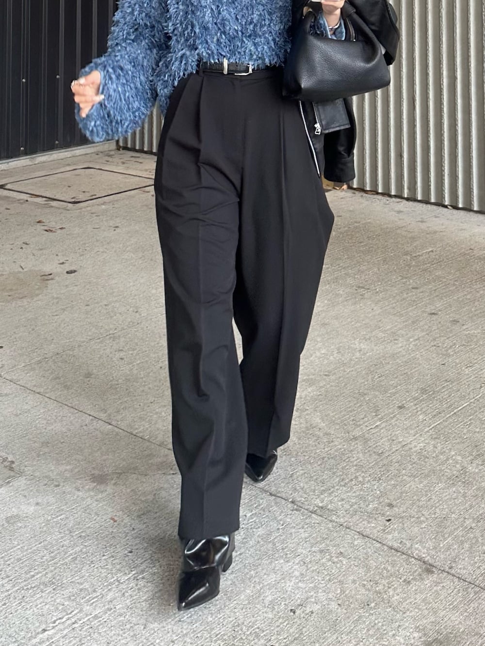 ブルー系のTシャツ/カットソー、ブラック系のスラックス、ブラック系のショルダーバッグを着用したレディースの春コーディネートの2枚目の写真