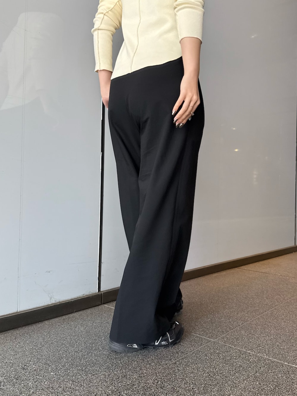 「春ファッション、春夏コーデ、きれいめコーデ、骨格ストレート、キレイめ、初春コーデ、パンツコーデ、カラーコーデ、ジップニット」｜「Lui'sのリブフルZIPトップス（Tシャツ/カットソー、ホワイト系）」を使った、miuさん（骨格ストレート・レディース・158cm）の春コーディネートの5枚目の写真