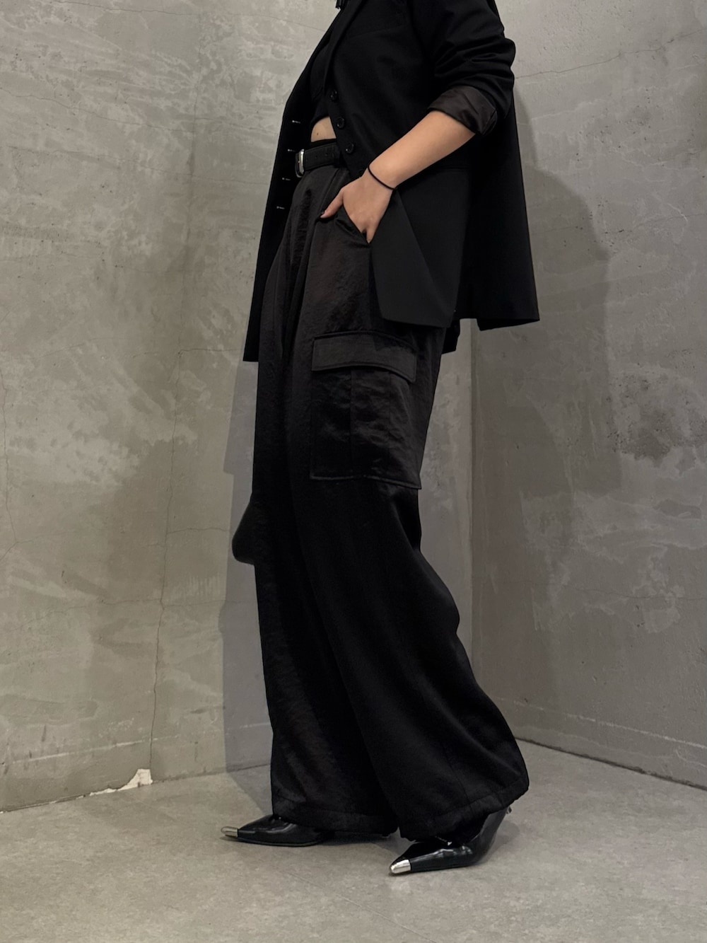 ブラック系のテーラードジャケット、ブラック系のカーゴパンツ、ブラック系のトートバッグを着用したレディースの冬コーディネートの7枚目の写真