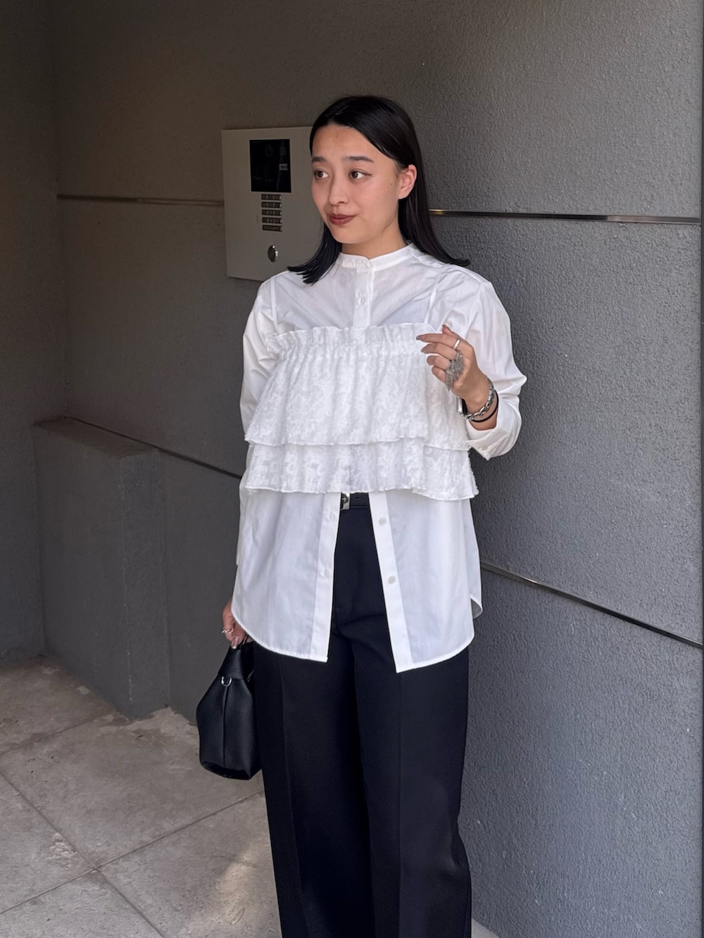 ホワイト系のシャツ/ブラウス、ブラック系のスラックス、ブラック系のベルトを着用したレディースの夏コーディネートの3枚目の写真