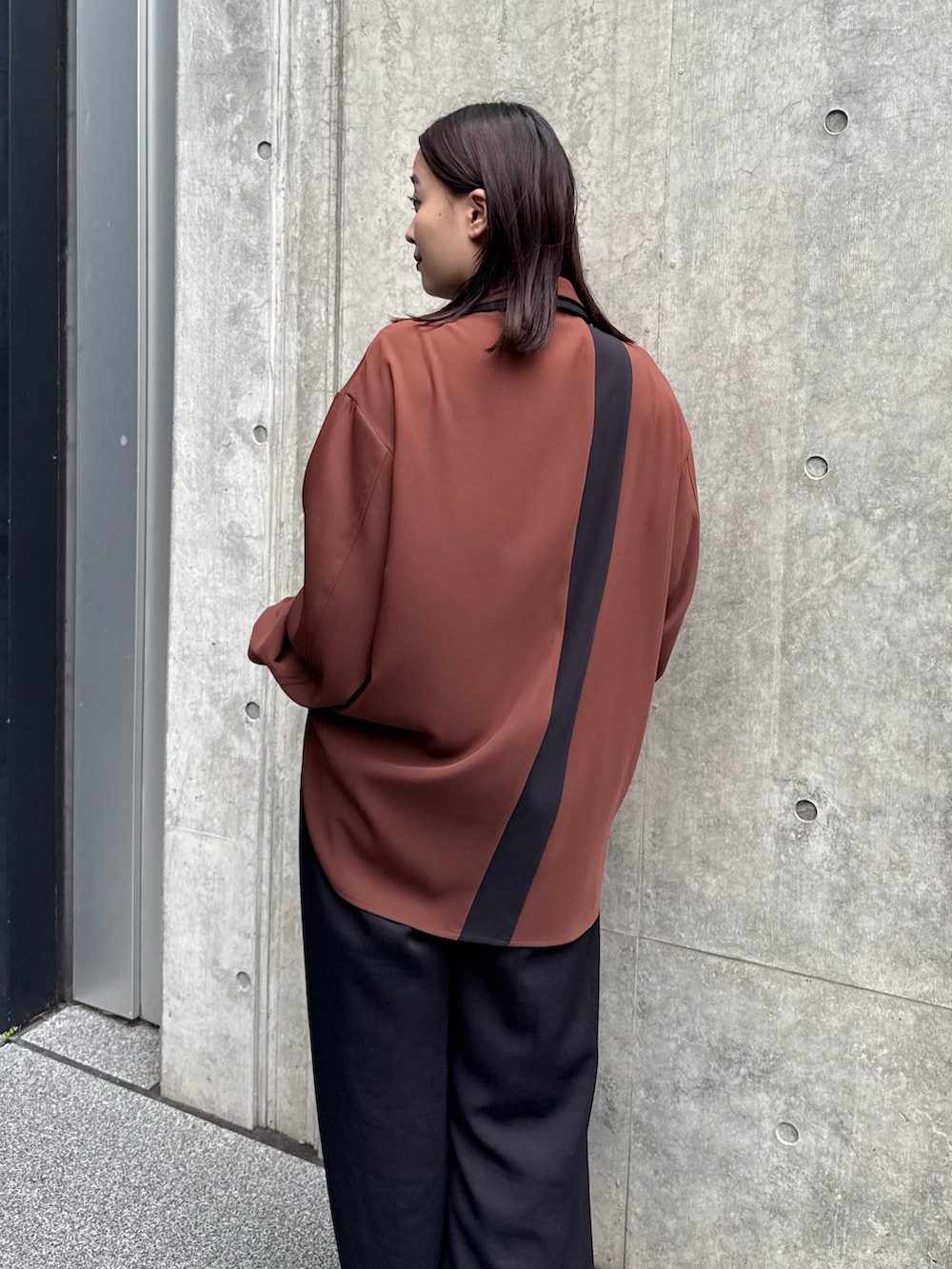 「シャツ、シャツスタイル、シャツコーデ、デザイントップス、デザインシャツ、比翼シャツ、CULLNI、CULLNIコーデ、CULLNIexclusive、モード、モードストリート、モードカジュアル、モード系、モードスタイル、キレイめ」｜「Lui'sの《-3キロ見え》2タックベーシックワイドパンツ（スラックス、ブラック系）」を使った、miuさん（レディース・158cm）の夏コーディネートの3枚目の写真