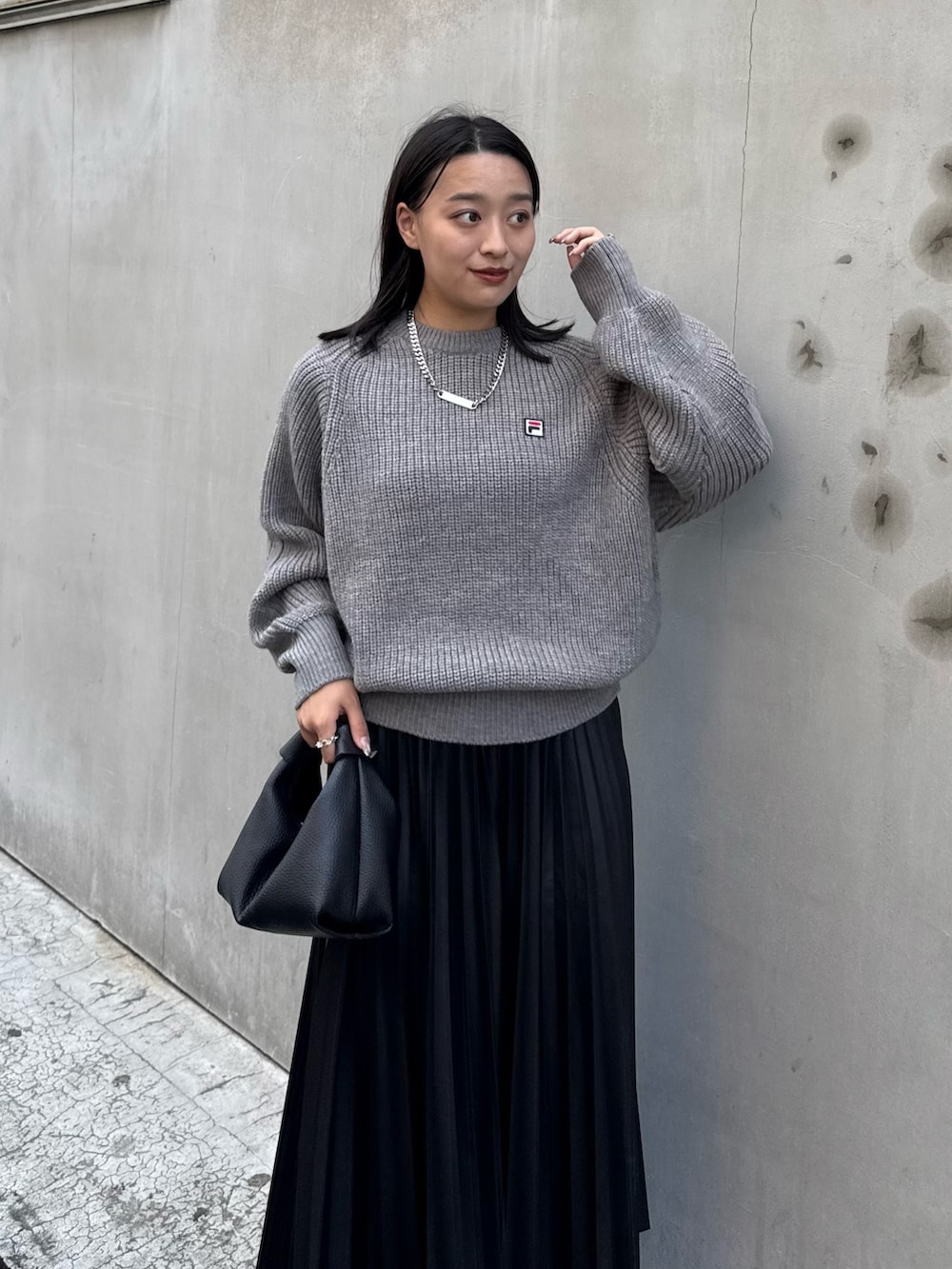 「FILA、綺麗め、綺麗めカジュアル、綺麗めスタイル、プリーツスカート、モードカジュアル、モノトーン、モノトーンコーデ、ニット、ニットコーデ」｜「Lui'sの【FILA×Lui's】ハイネッククロップドニット（ニット/セーター、グレー系）」を使った、miuさん（レディース・158cm）の秋コーディネートの3枚目の写真