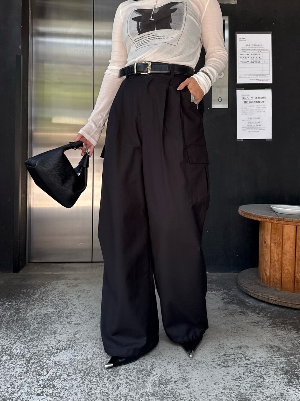 ホワイト系のTシャツ/カットソー、ブラック系のカーゴパンツ、ブラック系のショルダーバッグを着用したレディースの夏コーディネートの5枚目の写真