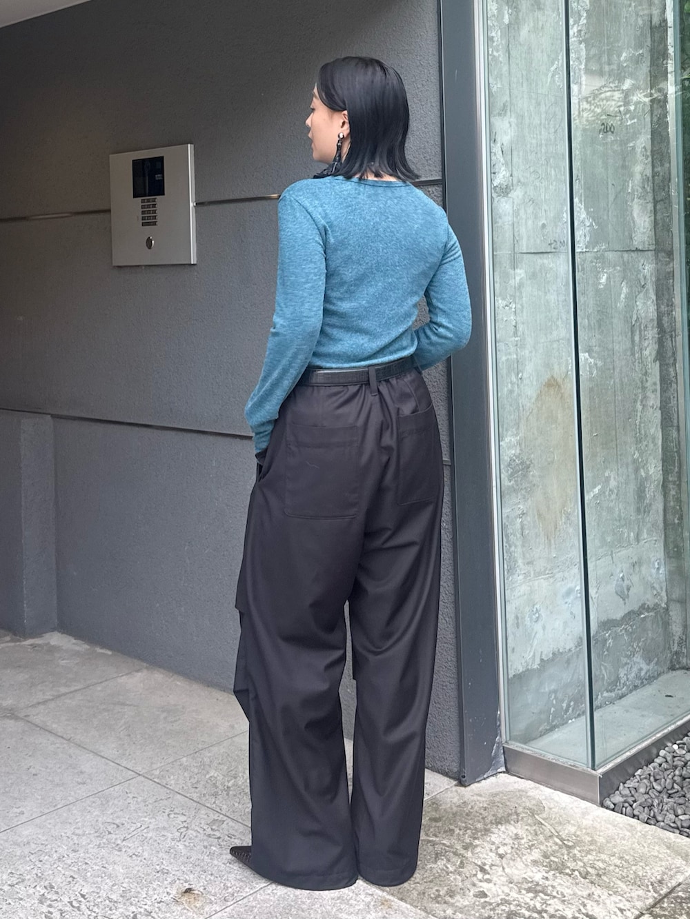 グリーン系のTシャツ/カットソー、ブラック系のカーゴパンツ、ブラック系のベルトを着用したレディースの秋コーディネートの2枚目の写真