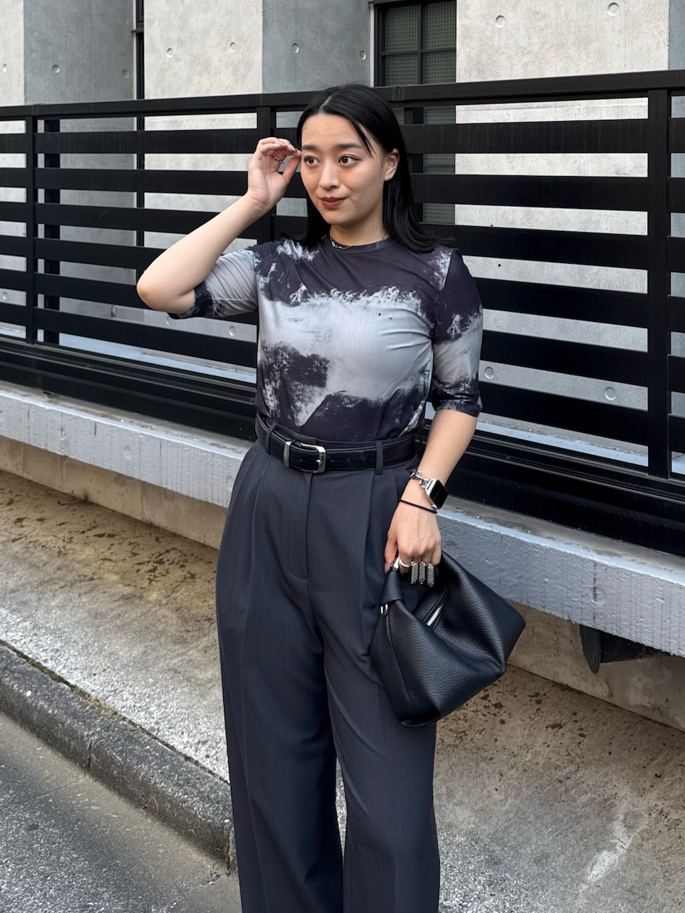 「マーブル柄、マーブル、シアートップス、シアー、Tシャツ、Tシャツコーデ、Ｔシャツ、グレースラックス、スラックスパンツ、スラックス、スラックスコーデ、モードストリート、モードカジュアル、モード、モード系」｜「Lui'sの起毛タイダイハーフスリーブトップス（Tシャツ/カットソー、グレー系）」を使った、miuさん（レディース・158cm）の夏コーディネートの3枚目の写真