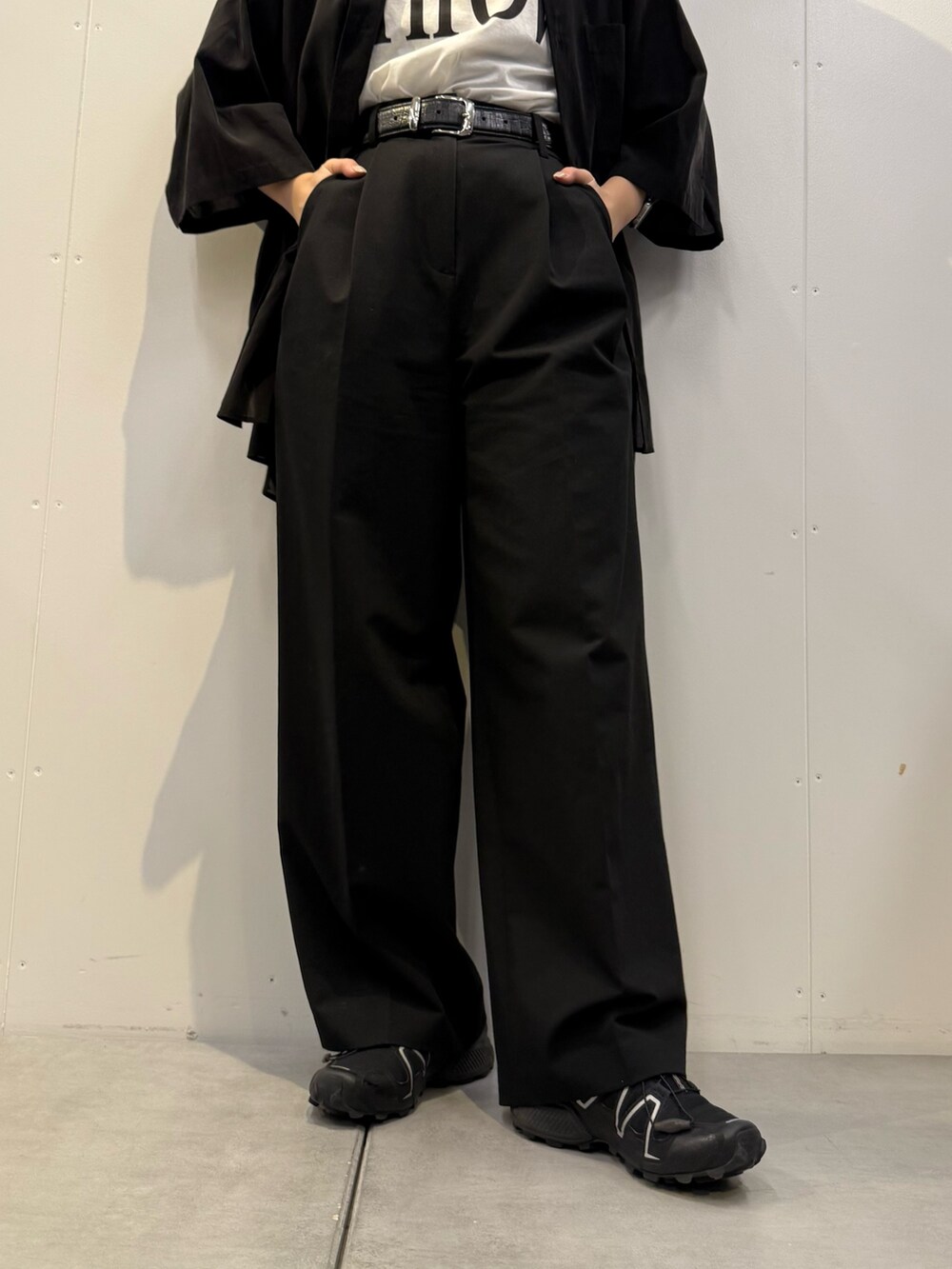 「Lui'sのキュプラ混ワイドショートスリーブシャツ（セットアップ対応）（シャツ/ブラウス、ブラック系）」を使った、miuさん（骨格ストレート・レディース・158cm）の春コーディネートの4枚目の写真