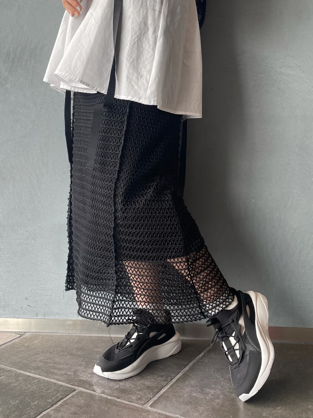 ブラック系のシャツ/ブラウス、ブラック系のスカート、ブラック系のサンダルを着用したレディースの夏コーディネートの5枚目の写真