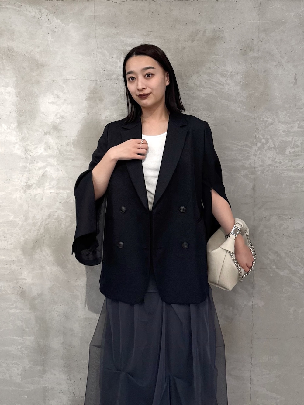 「ジャケット、テーラードジャケット、おでかけコーデ、春カラー、大人かわいい、初春コーデ、着回しコーデ、デートコーデ、休日スタイル、キレイめ、きれいめ、大人っぽコーデ、モノトーン、モノトーンコーデ」｜「Lui'sの2WAYスリーブストレッチツイルオーバーダブルジャケット（テーラードジャケット、ブラック系）」を使った、miuさん（骨格ストレート・レディース・158cm）の春コーディネートの2枚目の写真