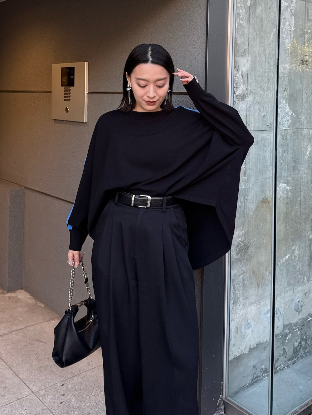 ブラック系のTシャツ/カットソー、ブラック系のトートバッグ、ブラック系のベルトを着用したレディースの冬コーディネートの3枚目の写真