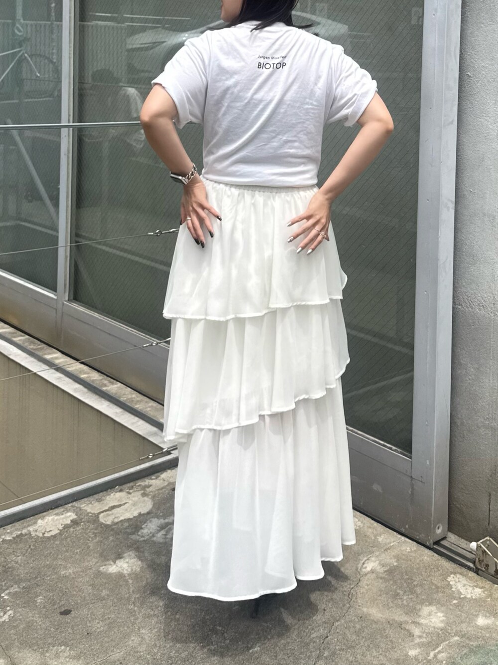 ホワイト系のスカート、ブラック系のサングラスを着用したレディースの夏コーディネートの2枚目の写真