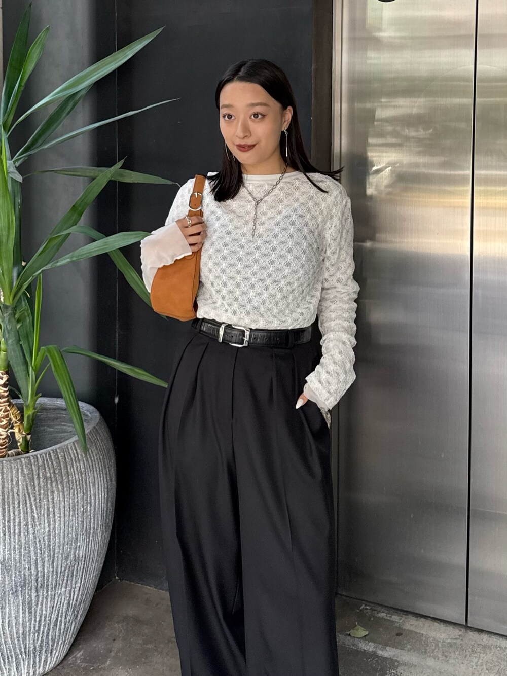 ホワイト系のTシャツ/カットソー、ブラック系のスラックス、ブラック系のベルトを着用したレディースの秋コーディネートの2枚目の写真