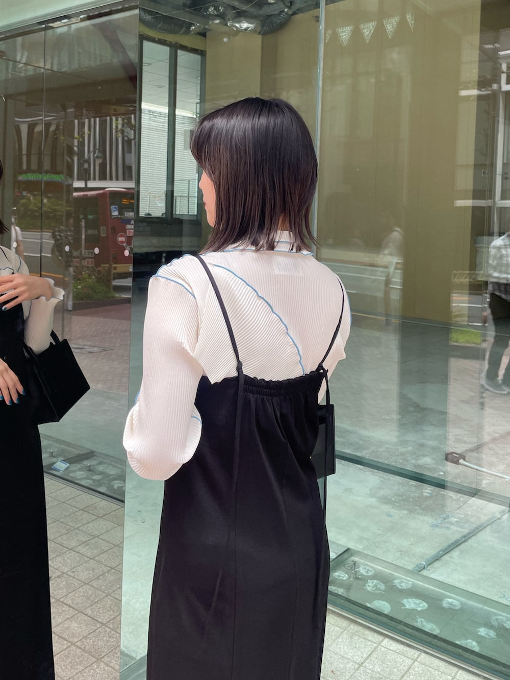 「大人コーデ、シンプルコーデ、モード、キャミワンピ、キャミワンピース、kotohayokozawa、コトハヨコザワ、ハンドバック、今日のコーデ、luisfemme、楽チンコーデ、春服、キレイめコーデ、ショップスタッフの好印象コーデ」｜「Lui'sのジャージーキャミワンピース（ワンピース、ブラック系）」を使った、miuさん（レディース・158cm）の春コーディネートの3枚目の写真