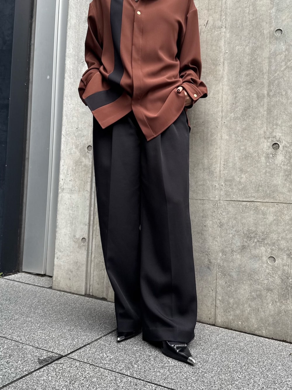 「シャツ、シャツスタイル、シャツコーデ、デザイントップス、デザインシャツ、比翼シャツ、CULLNI、CULLNIコーデ、CULLNIexclusive、モード、モードストリート、モードカジュアル、モード系、モードスタイル、キレイめ」｜「Lui'sの《-3キロ見え》2タックベーシックワイドパンツ（スラックス、ブラック系）」を使った、miuさん（レディース・158cm）の夏コーディネートの4枚目の写真