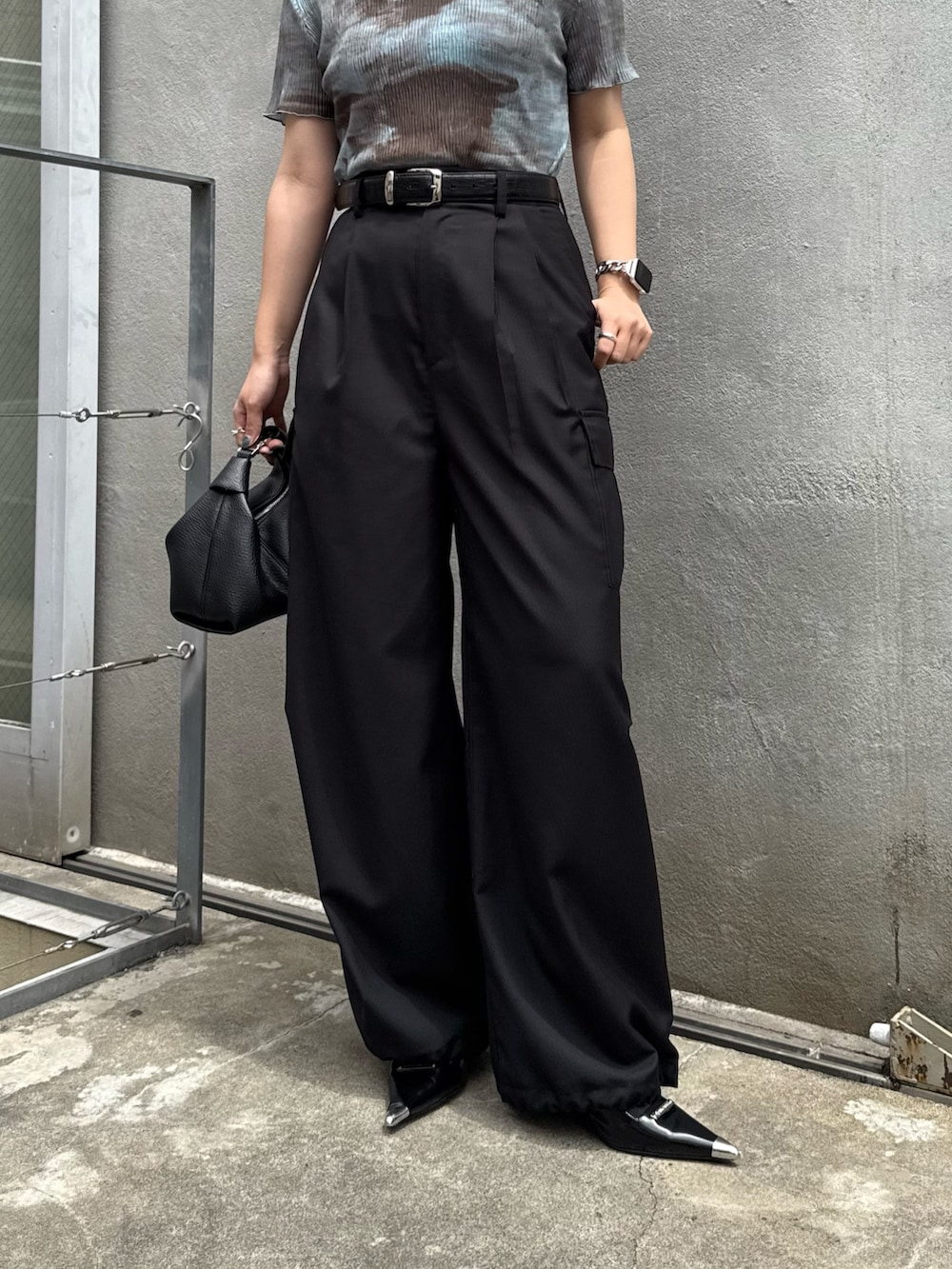 「シンプルコーデ、大人女子、楽チンコーデ、オトナカジュアル、最近のいい感じコーデ、春服コーデ、きれいめコーデ、シアートップス、シアー、カーゴパンツ、カーゴパンツコーデ、モード、モードカジュアル」｜「Lui'sのプリーツシアートップス（Tシャツ/カットソー、ブルー系）」を使った、miuさん（レディース・158cm）の春コーディネートの5枚目の写真