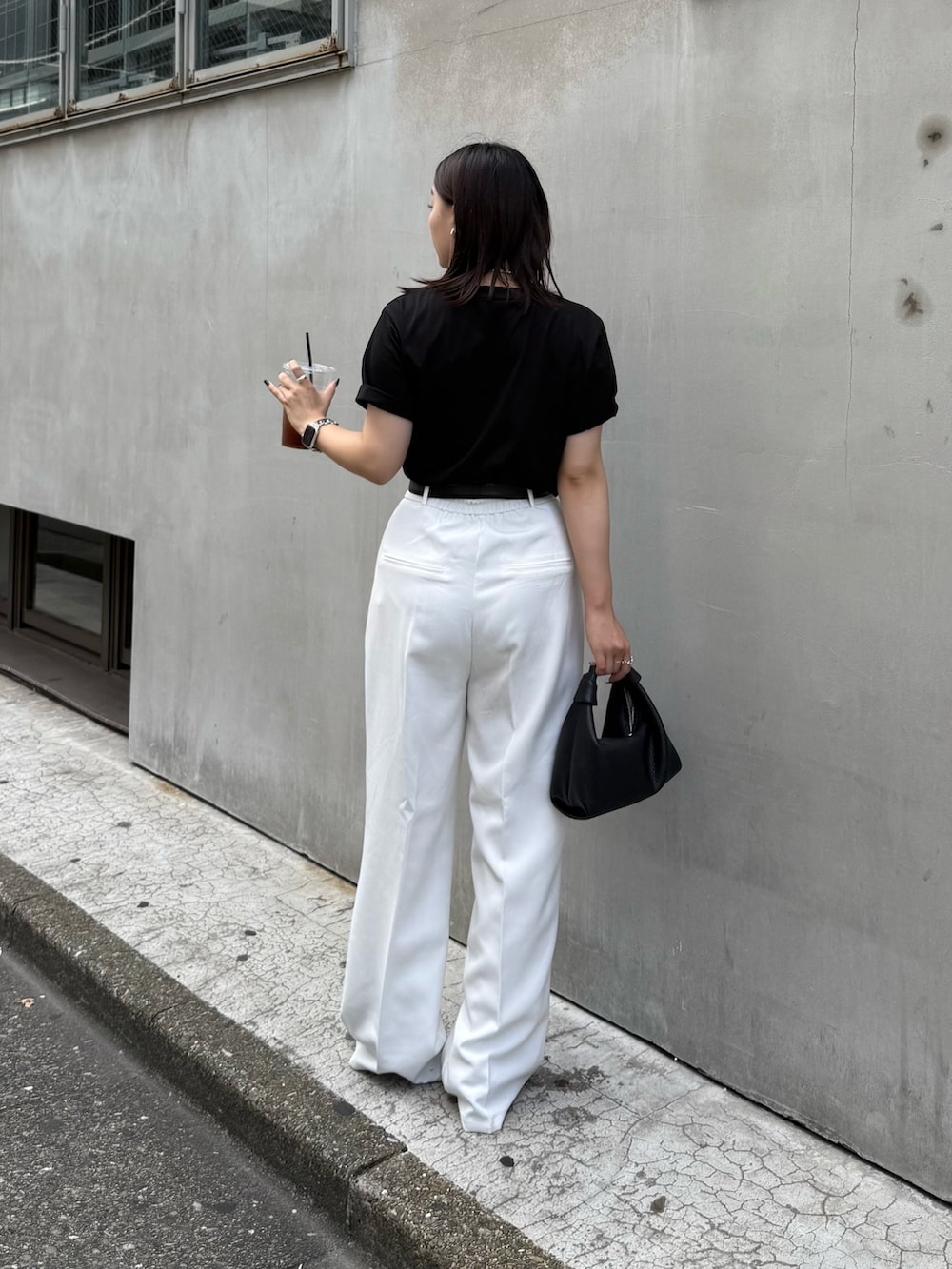「夏ルックで気分アップ、夏服コーデ、シンプルスタイル、おでかけコーデ、ラクチンコーデ、パンツコーデ、Tシャツ、Tシャツコーデ、フォト、フォトT」｜「Lui'sのシルケットフォトT sleepy（Tシャツ/カットソー、ブラック系）」を使った、miuさん（レディース・158cm）の夏コーディネートの2枚目の写真