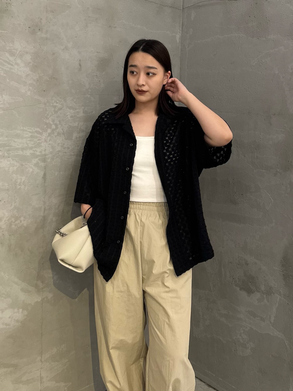 「柄シャツ、レイヤードスタイル、カーゴパンツ、レース、レースシャツ、モノトーンコーデ、モノトーン、メンズライク、メンズライクコーデ、きれいめカジュアル、キレイめ、きれいめ、キレイめカジュアル、夏コーデ、夏」｜「Lui'sのウエイブレースボリュームs/sシャツ（シャツ/ブラウス、ブラック系）」を使った、miuさん（レディース・158cm）の夏コーディネートの2枚目の写真